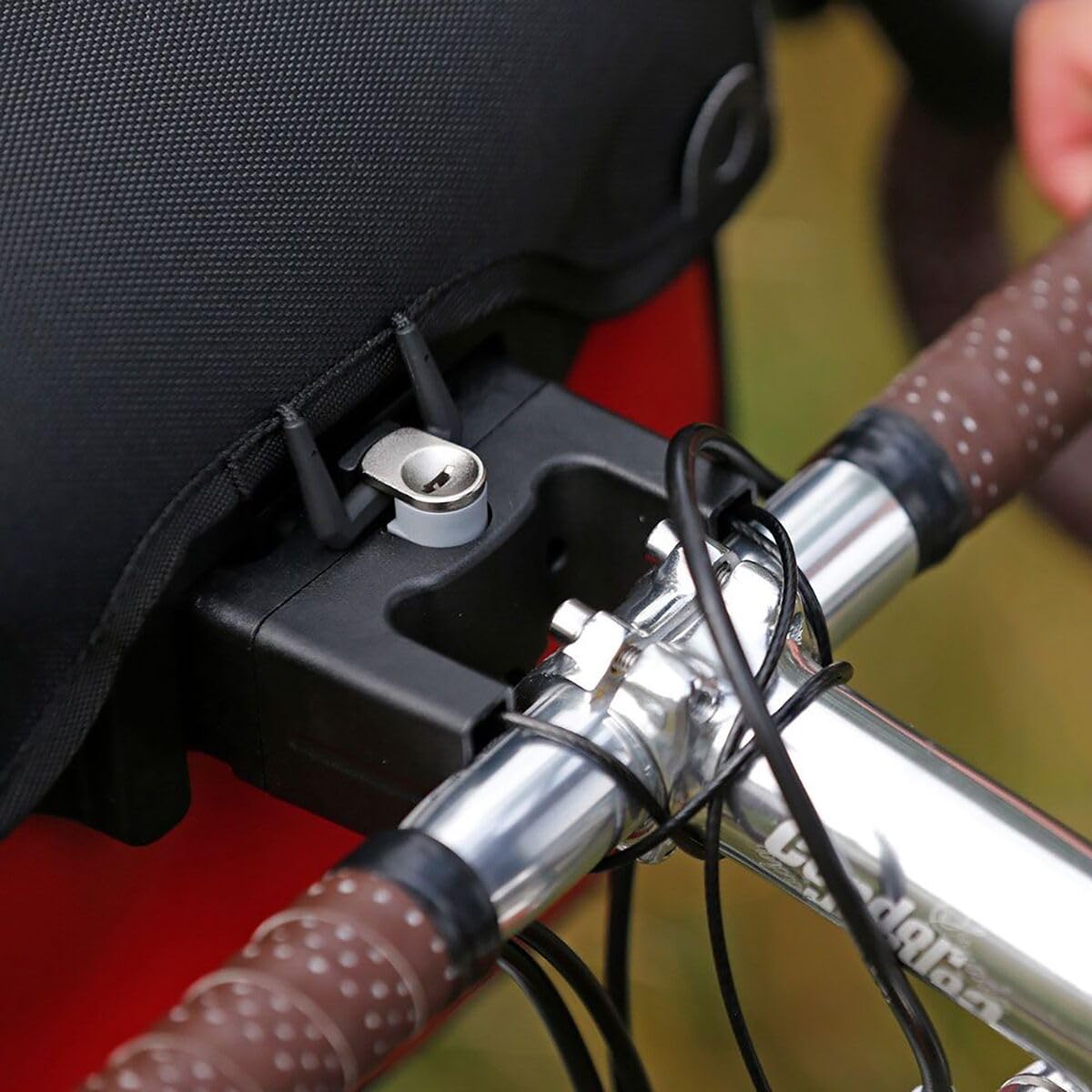 Amazon.com : Ortlieb Bicycle Handlebar Bag, Ultimate6 M Lockable Single  Cable Mount, Black : Sports & Outdoors