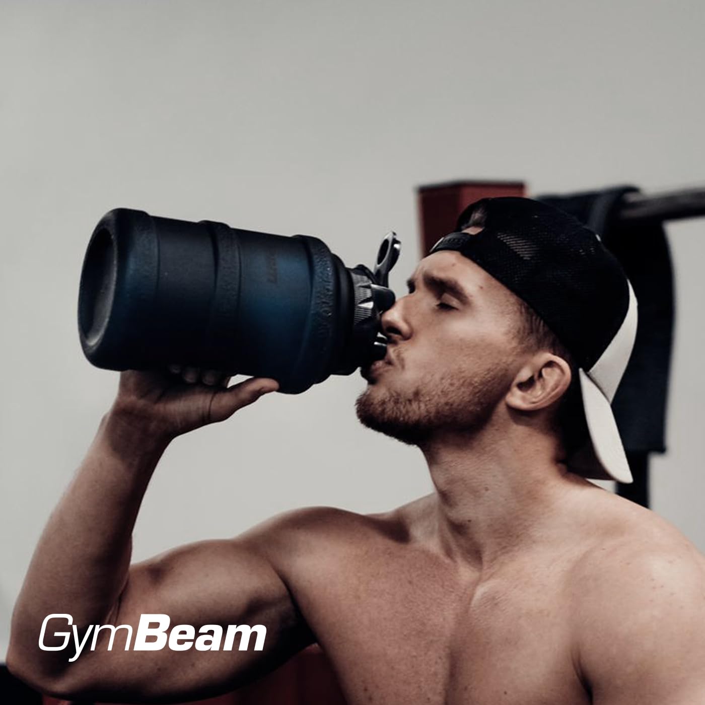 GymBeam Borraccia Sportiva Hydrator TT da 2.5L - Accessorio Fitness Trendy, Borraccia Acqua con Elegante, Borraccia Sport Innovativa con Coperchio e Collo Stretto (Nera)
