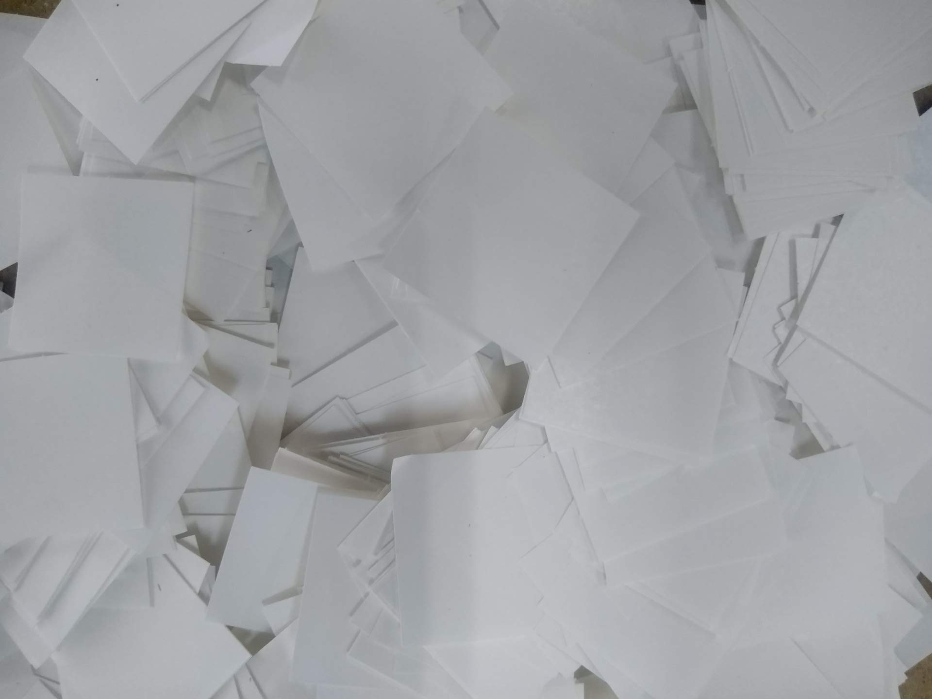 Amazon.co.jp: 紙吹雪 白 (ホワイト) 200g 約22,000枚入り