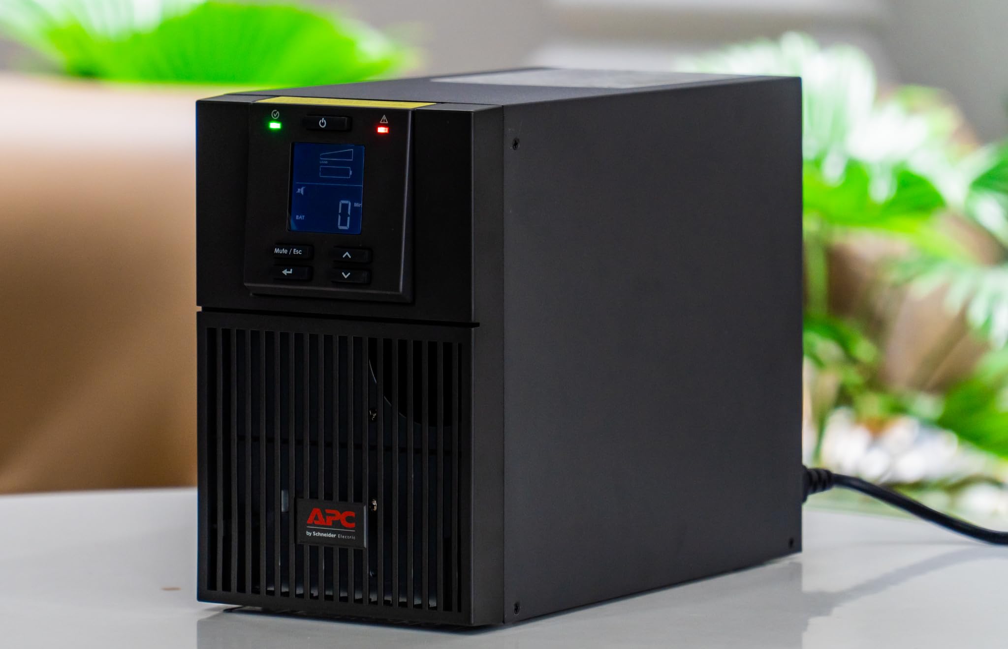 APC Easy UPS on-Line, 1000 VA/800 W, Tour, 230 V, 3 Prises IEC C13, Emplacement pour Carte Intelligente, écran LCD