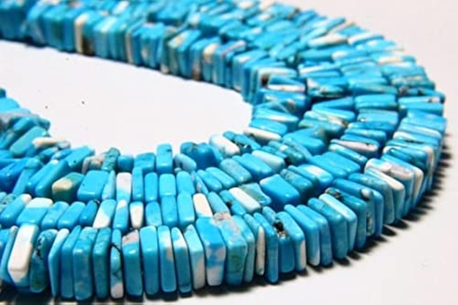 Perles en howlite turquoise carrées 4mm de finition lisse