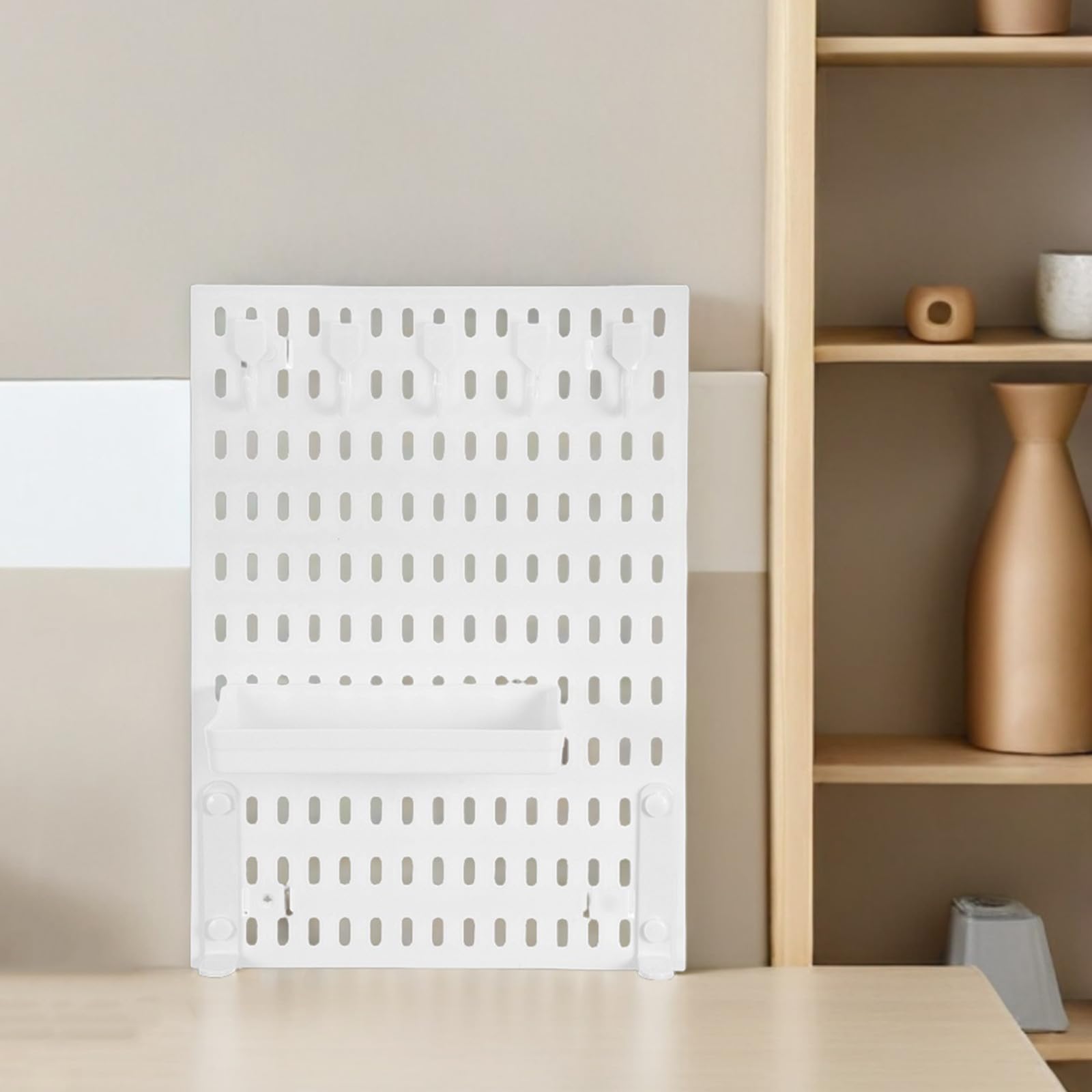 HOMSFOU Organizador de Escritorio y Compartimentos Múltiples Ajustable con Abrazadera de Plástico Blanco, Tablero Perforado con Ganchos para Dormitorio y Oficina