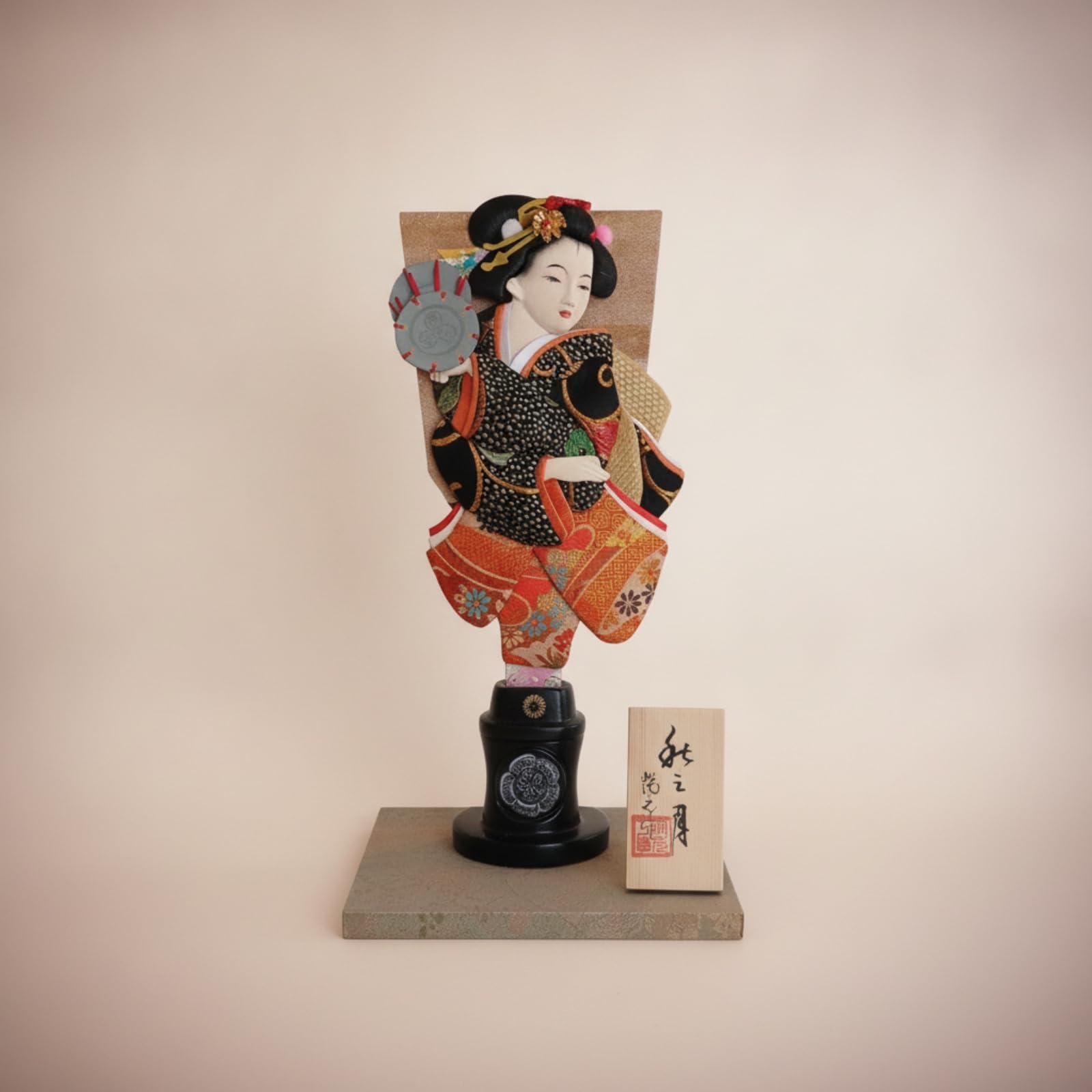 Milageto Hagoita Japonesa Muñeca Figura Tradicional con Base de Madera Adorno Decorativo Escultura de Colección Ornamento Artesanal Diseño Textil y Adecuada, Negro