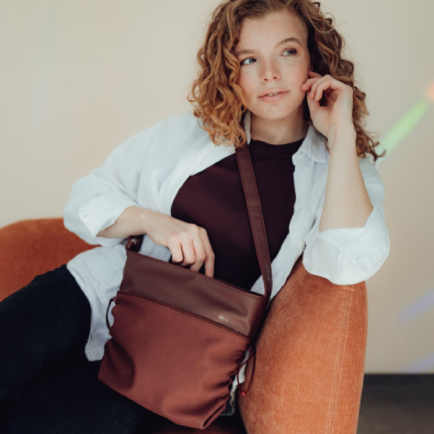 Zwei Damen Umhängetasche JANA J100 | 5 Liter Handtasche mit verstellbarem Gurt | Beuteltasche mit seitlicher Raffung | wasserfestes Kunstleder | inkl. Kosmetikbeutel im Set