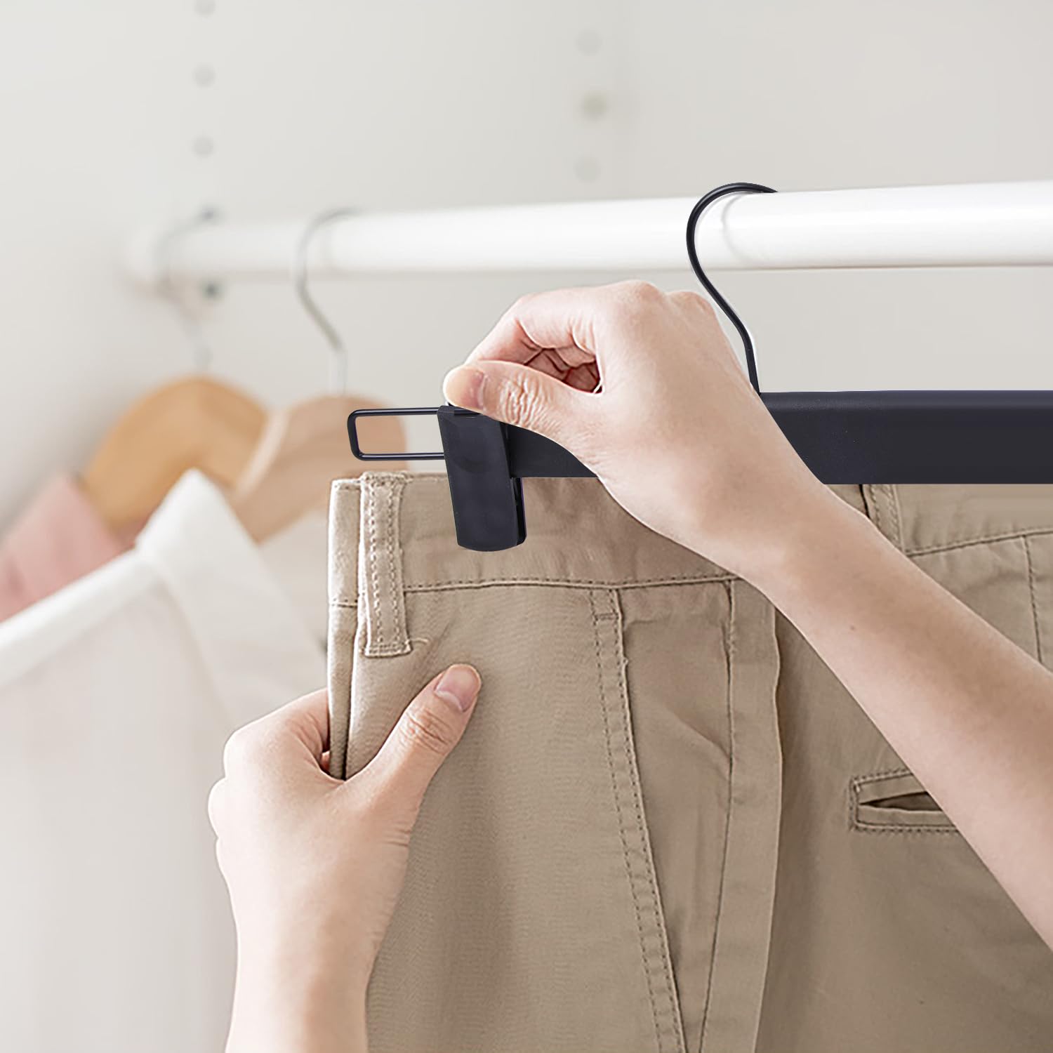 NORTHERN BROTHERS Confezione da 50 grucce nere per pantaloni, con clip, grucce per gonne da donna, in plastica, per pantaloni, grucce per pantaloni