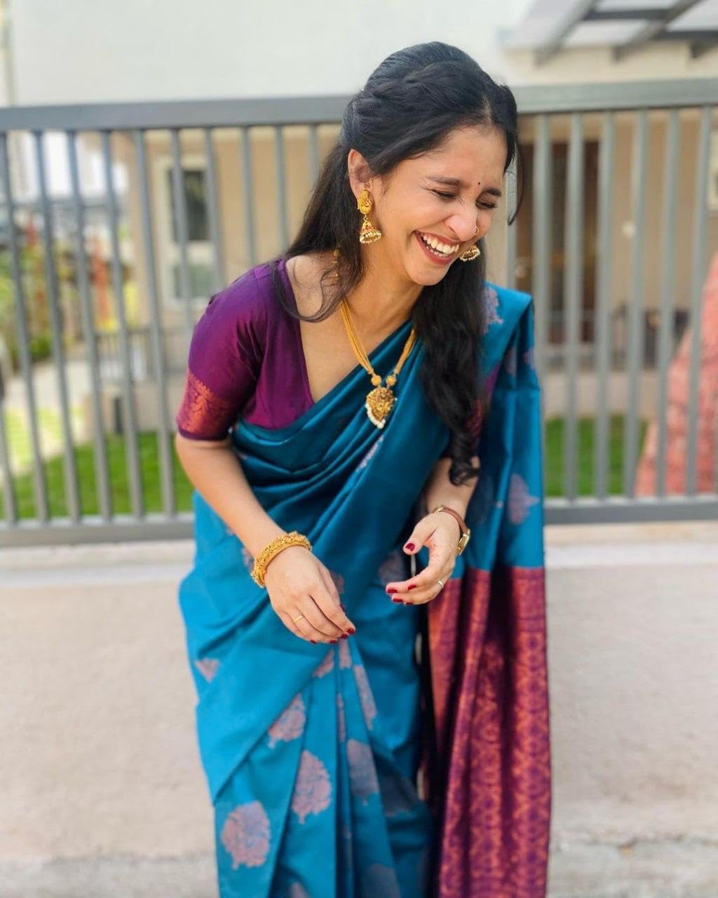 Flosive Women's Kanjivaram Pure Zari Woven Soft Silk Saree With Blouse Piece And Gold Zari Boder (Blue)