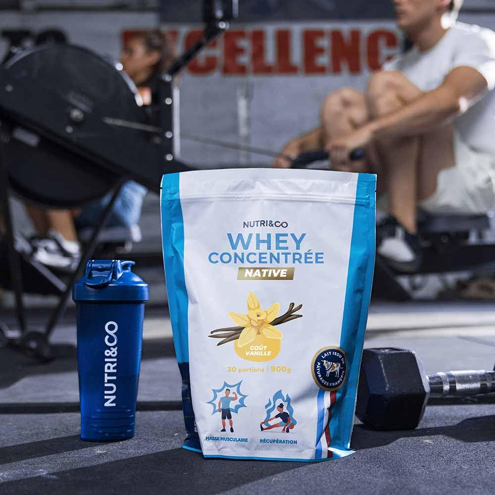 NUTRI & CO Whey Concentrate Native - Jusqu’à 80% de Protéines - Pur Lait Français Low Lactose Digestion Facile - Riche en BCAA - Prise de Masse & Musculation - 900g 30 portions goût Vanille