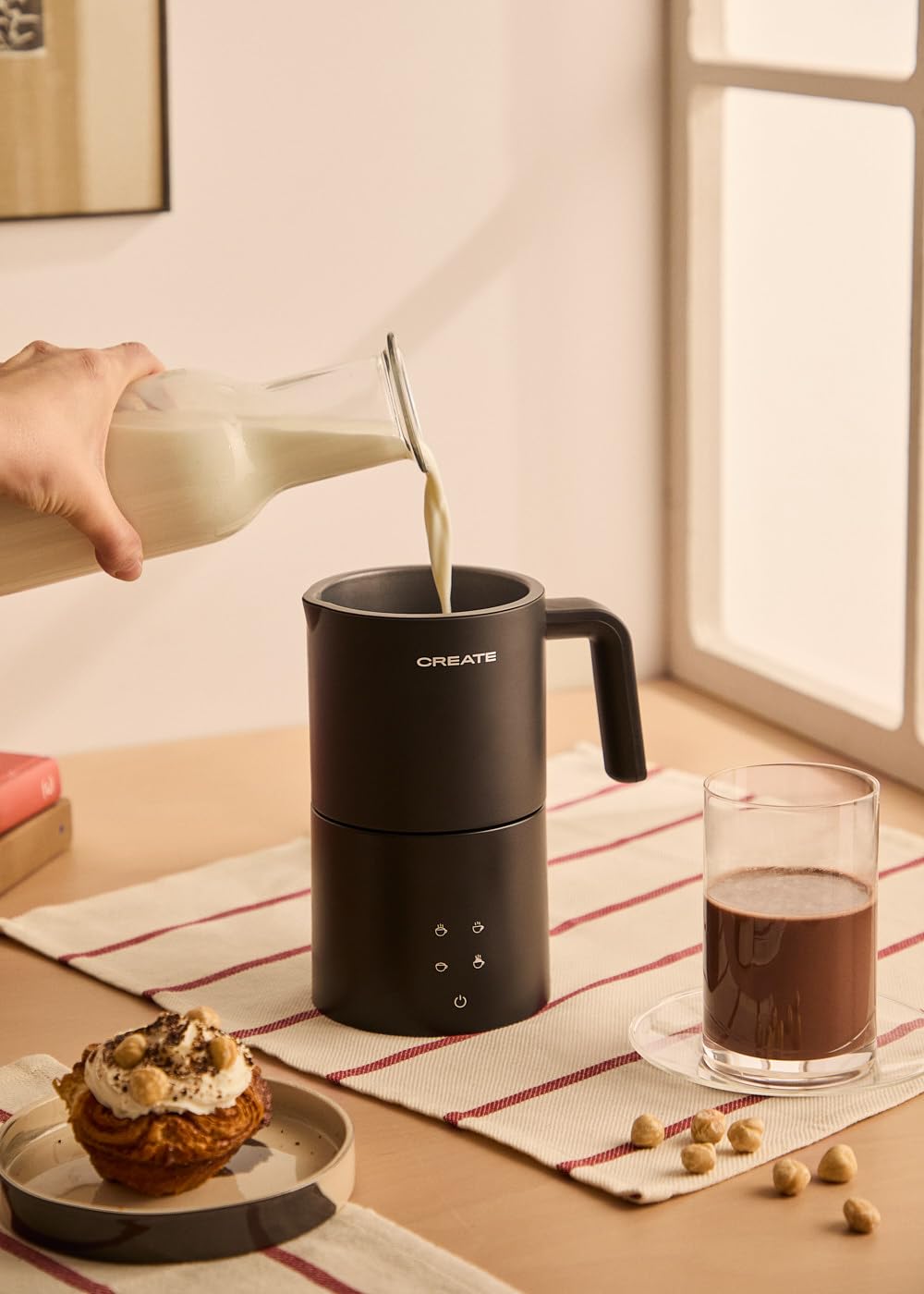 CREATE/MILK FROTHER STUDIO PRO/Elektrischer Milchaufschäumer Cremeweiß/Spülmaschinenfest, Touchscreen, 4 automatische Programme, Sicherheitssystem, 620ml, heiß oder kalt, 450W