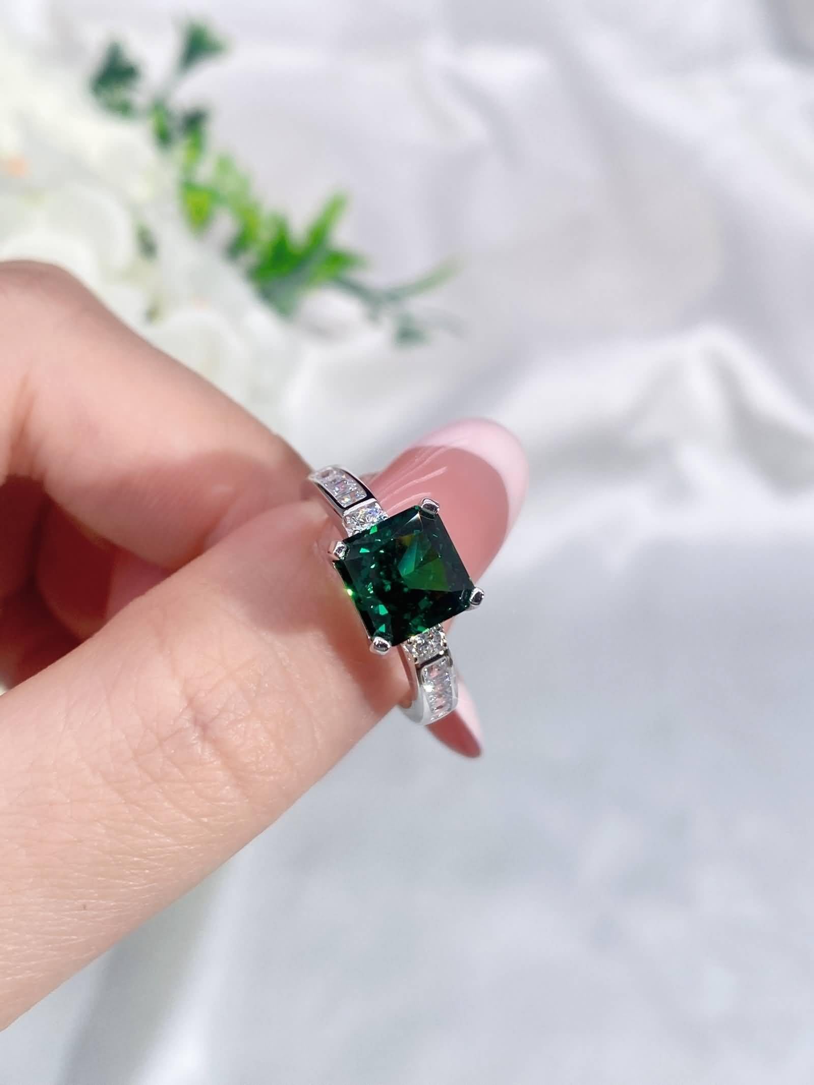 Eheringe Vintage, Vintage Ring mit 8 X 8 mm Quadratischem, Im Labor Hergestelltem Smaragd und Moissanit Silber 9K Weißgold Größe 49 (15.6)