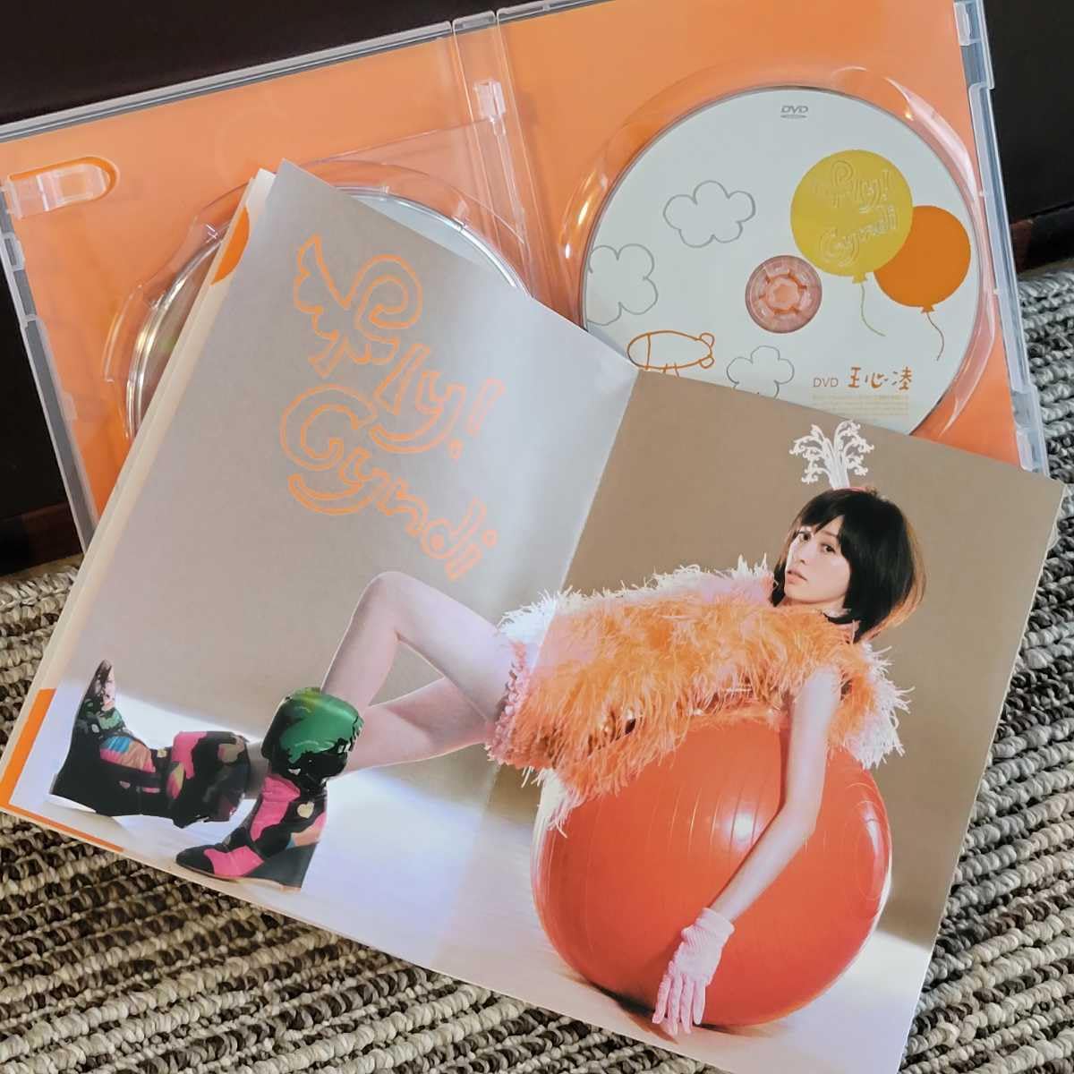 Amazon.co.jp: 王心凌（シンディ・ワン）『Fly！Cyndi (台湾版)』 CD+