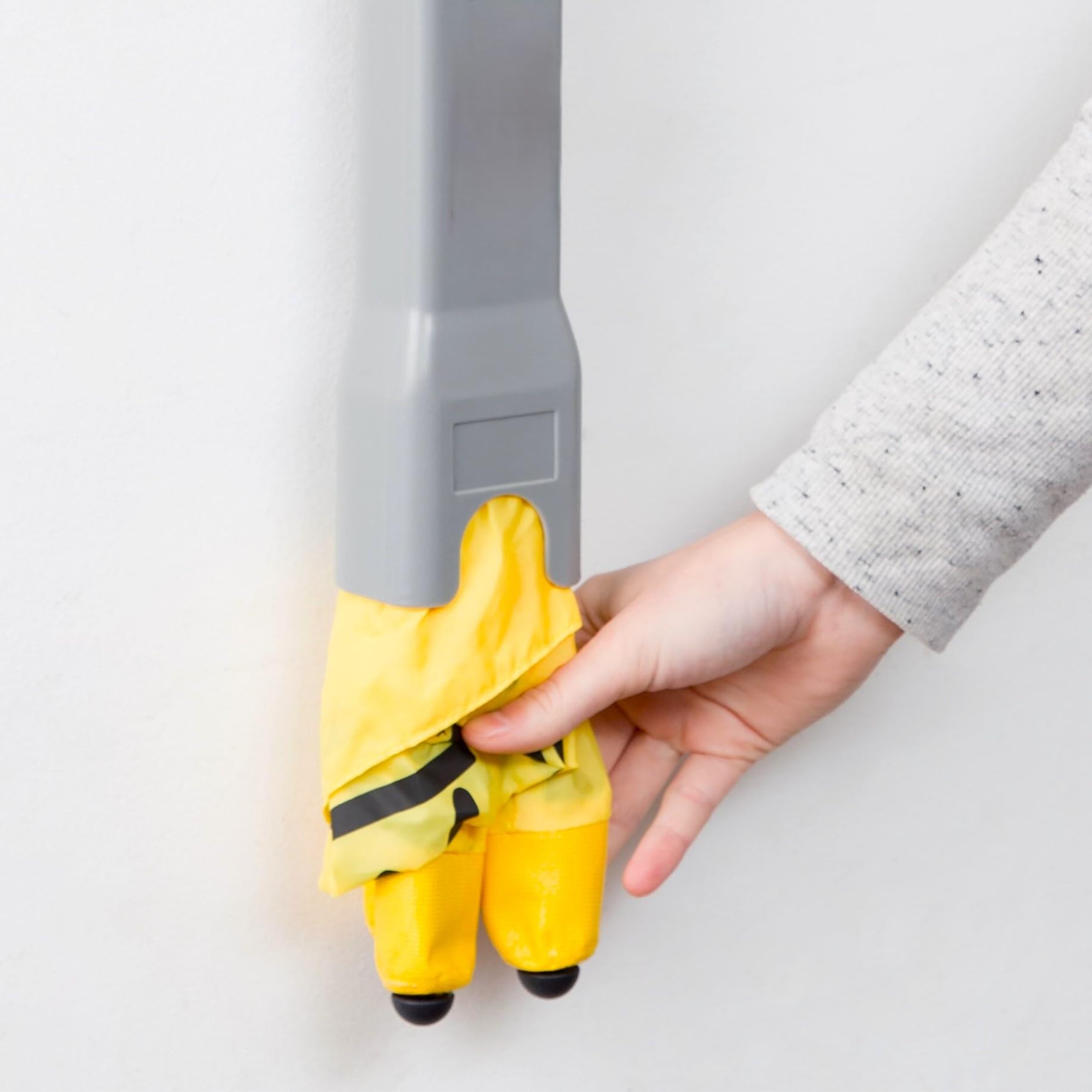 Letrero de precaución para suelo mojado, paquete de 2 – Cono desplegable resbaladizo cuando está mojado, montado en la pared, plegable, multilingüe, advertencia de seguridad amarilla para tiendas de