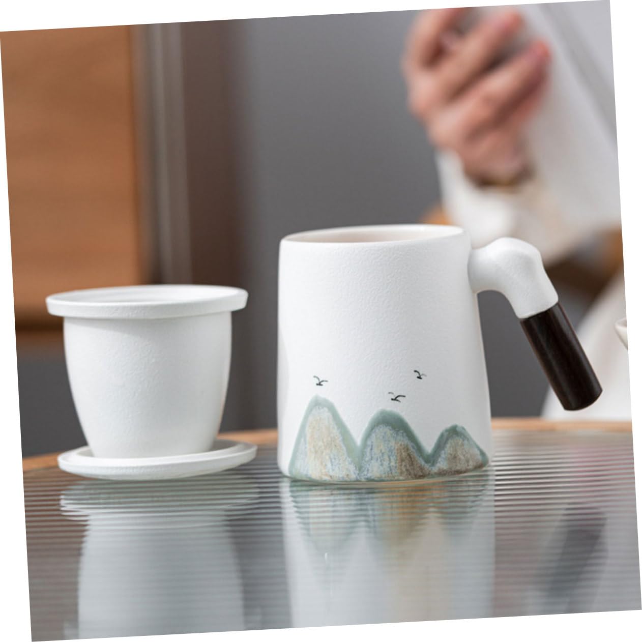Tazza da Tè in Ceramica con Coperchio e Filtro, Bianca, Tavolo