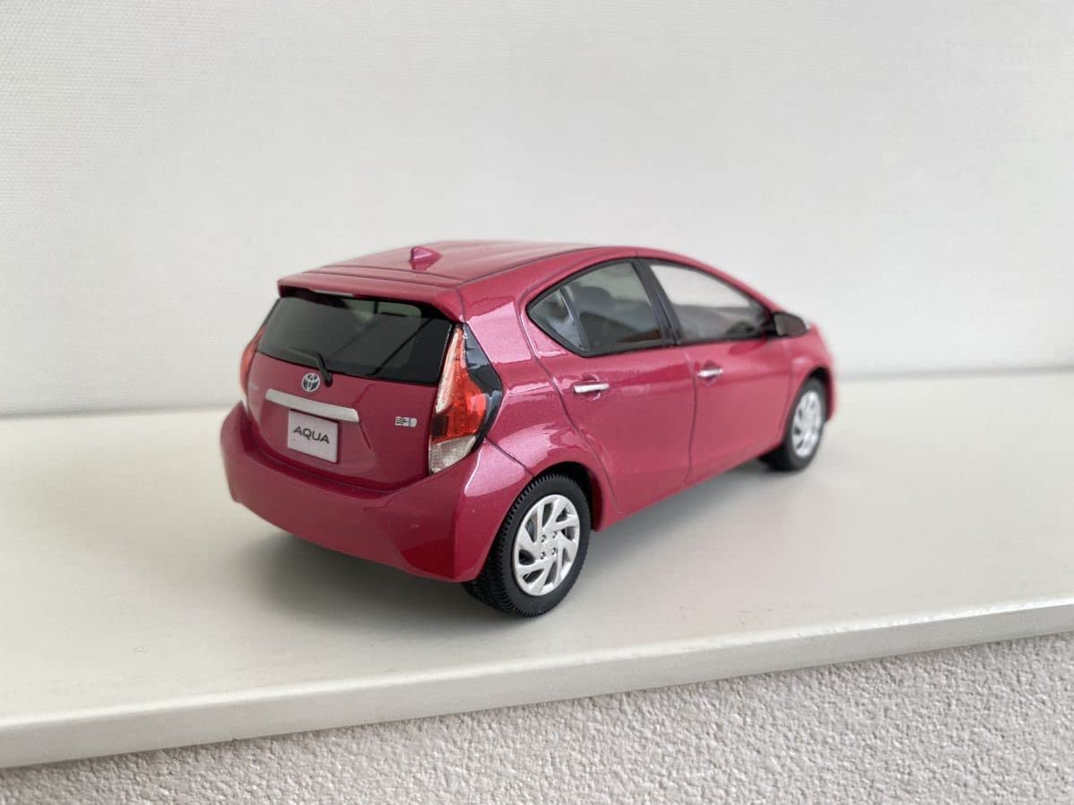 Amazon | トヨタ アクア ミニカー 1/30 チェリーパールクリスタル