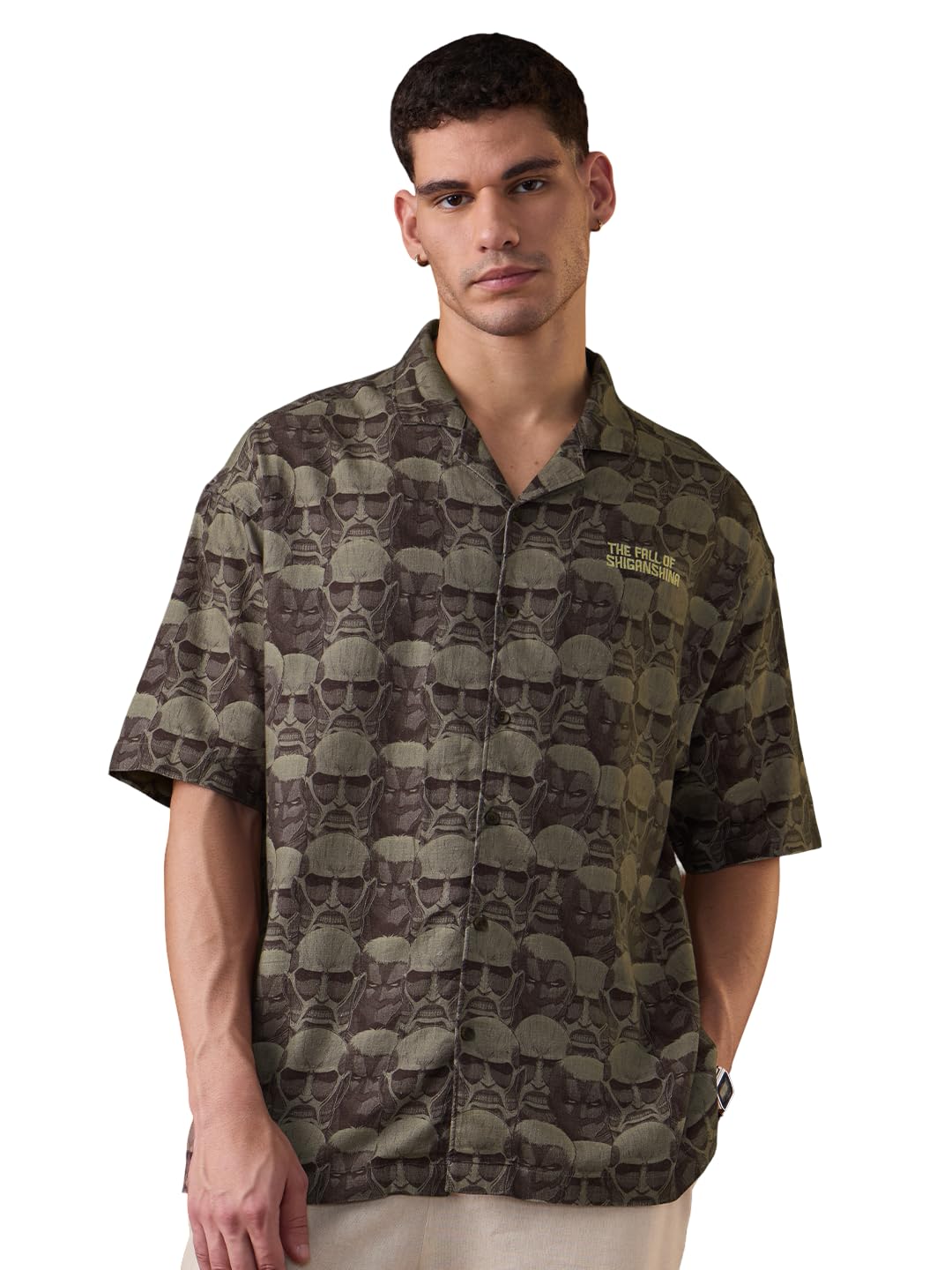 The Souled Store L'Attaque des Titanes: Titan Camisa de manga corta con cuello cubano de algodón estampado de gran tamaño, color verde oscuro