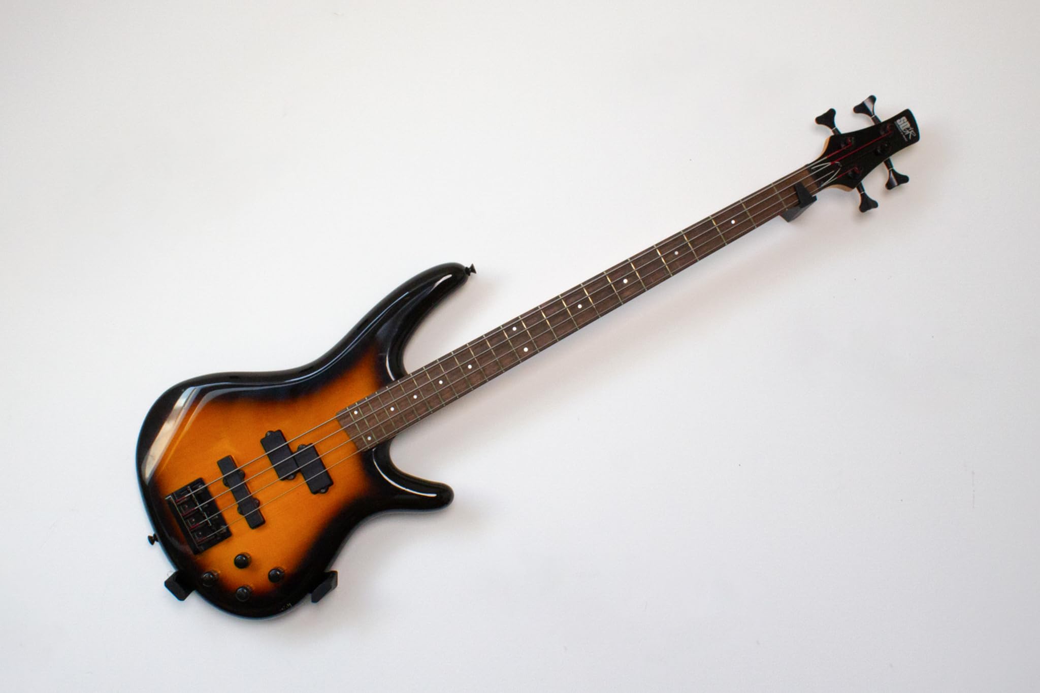 STAGECADIA Monolith E-Gitarren Bass Wandhalterung, Gitarrenhalter für die Wand, Schräg Geneigt Einstellbar Justierbar, Bügel Haken Wandhalter Ständer, Gitarrenzubehör, Schwarz