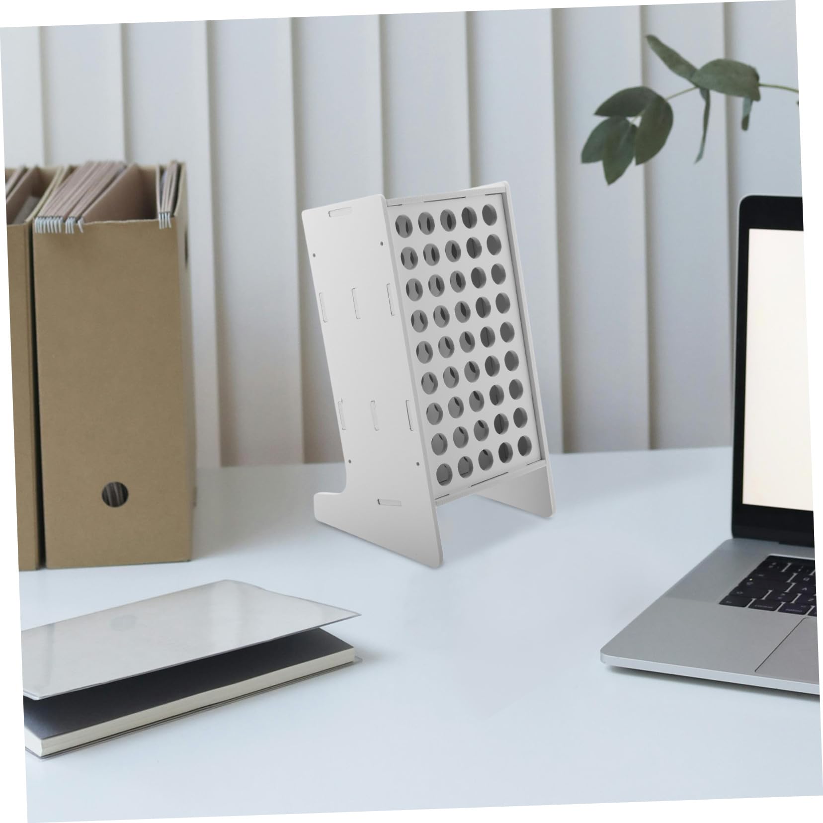ORFOFE Espositore Penne Inclinato 45 Fori in Plastica Bianco, Organizer per Pennarelli da Scrivania Salvaspazio, per Back To School Party e Uso Domestico