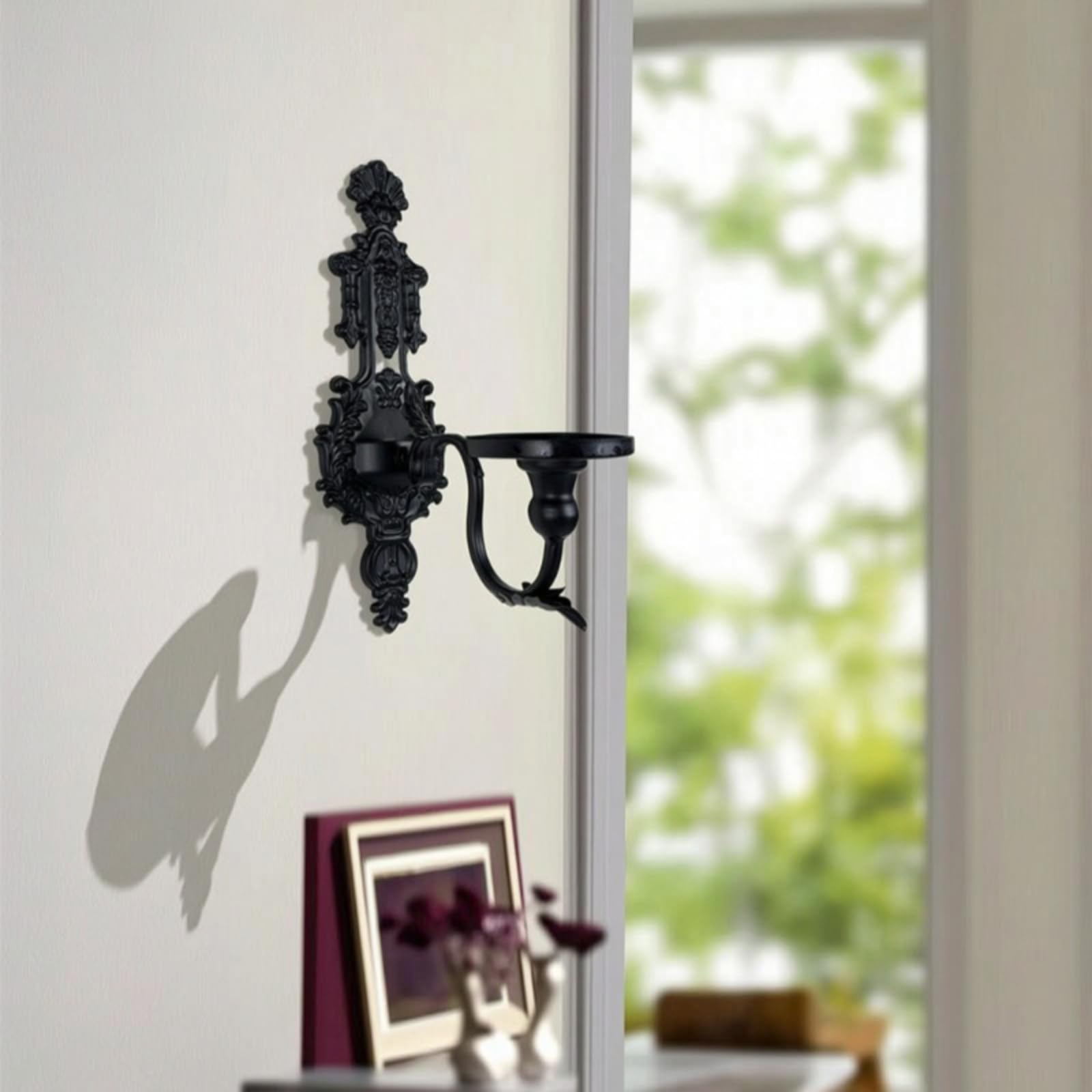 Portavelas Pared Hierro con corativa Diseño Clásico Europeo y Placa Trasera Tallada con Brazo Curvo y Acabado Envejecido Negro y Dorado Acuado para, 28cm X 35cm