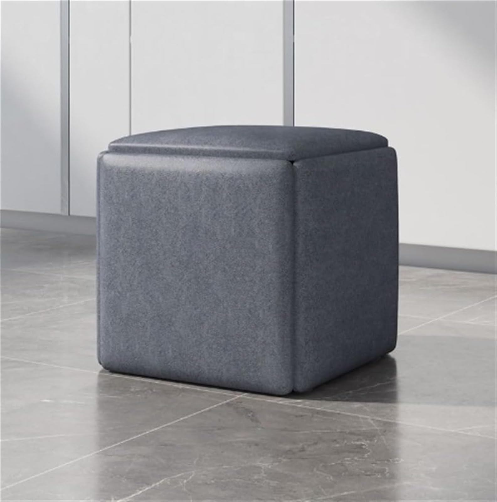 Banc ottoman carré noir pour recevoir vos invités dans un petit salon