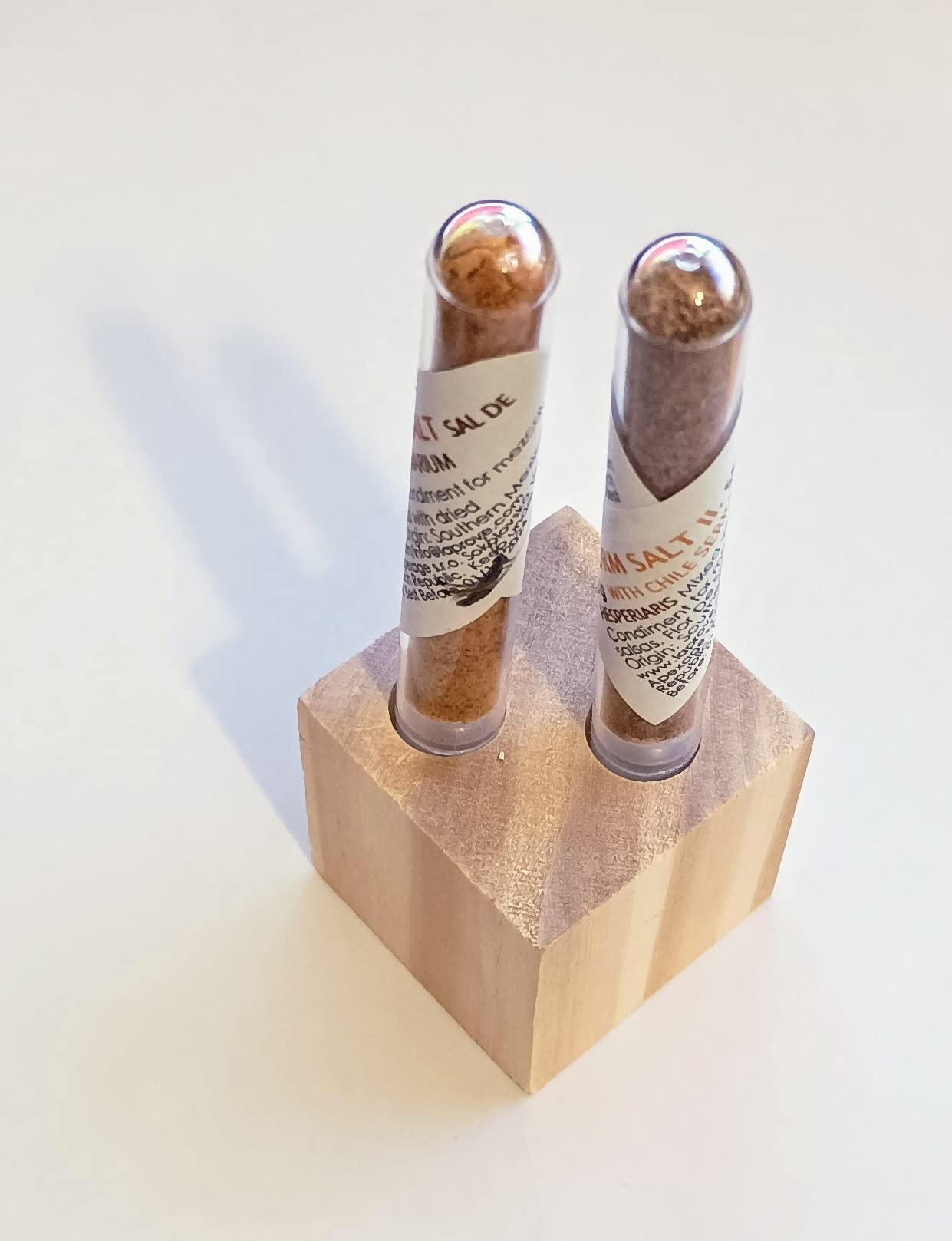 Scatola di sale con verme e cavalletta