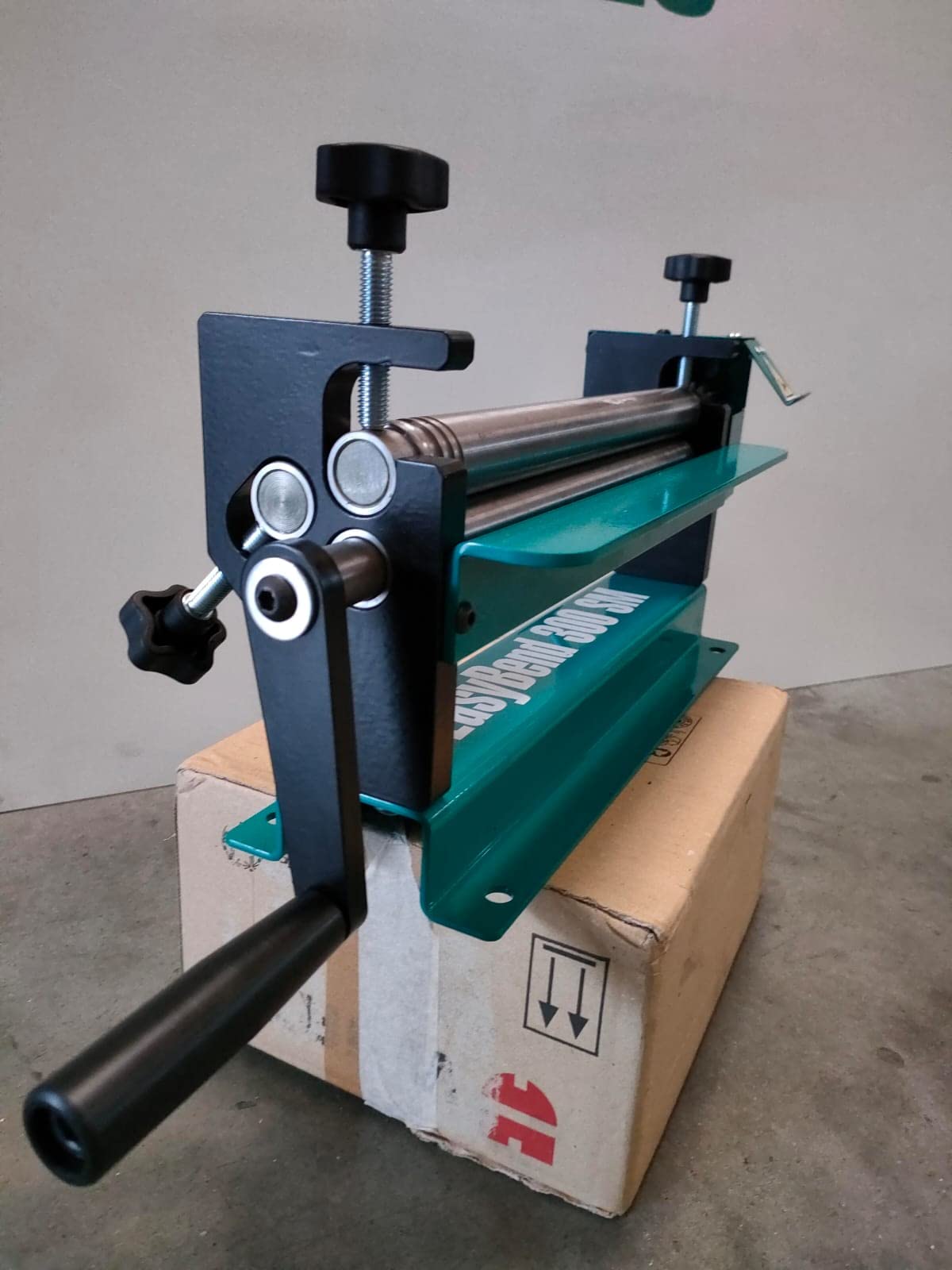 Calandra manuale per lamiera EasyBend 300 SM - Larghezza Utile 300 mm, diametro rulli 30 mm
