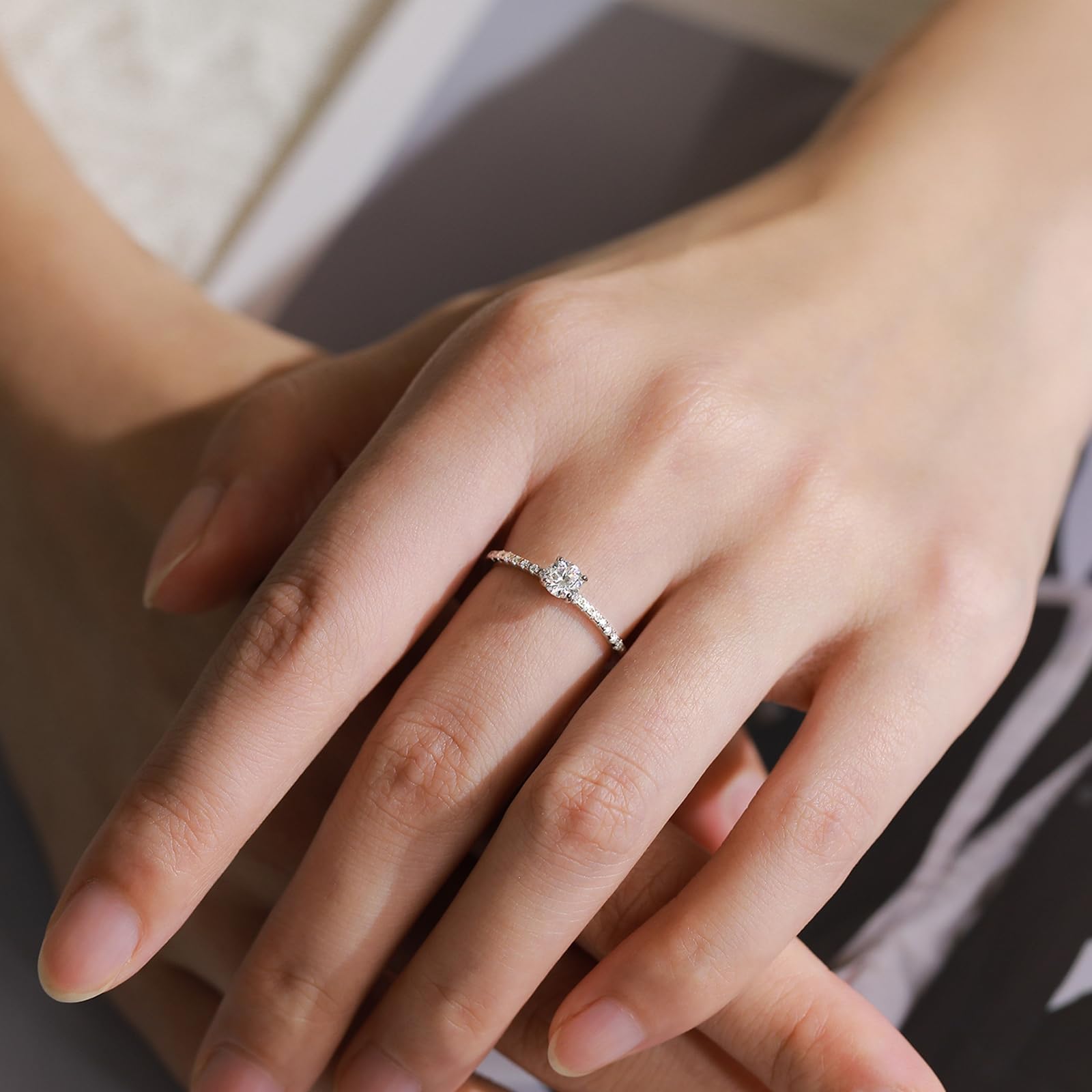 Hochzeit Ringe für Damen, Frauen Eleganter Ring im Reihendesign mit 4 Zinken und 0,25 ct rundem Diamanten und Moissanit