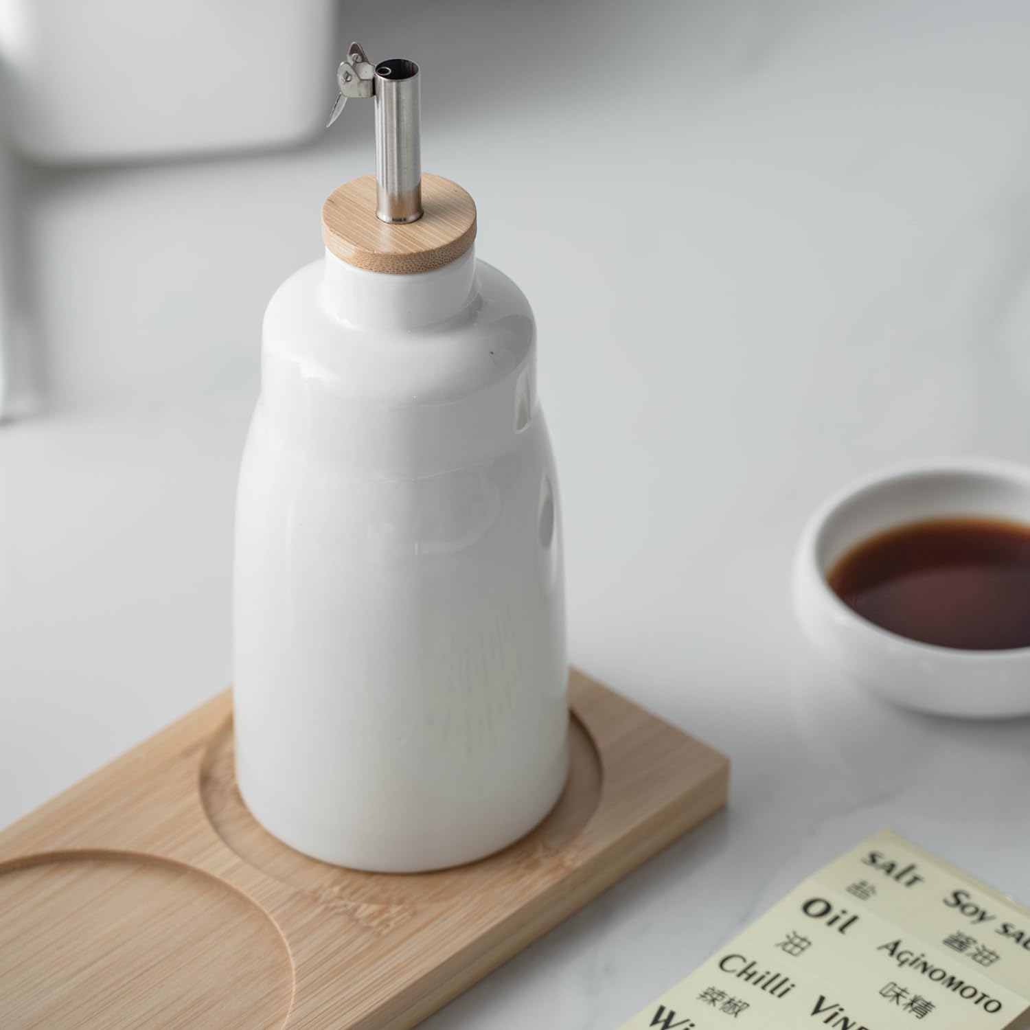 Set dispenser per olio d'oliva e aceto, bottiglie in ceramica per olio e aceto da 420 ml e 280 ml, con vassoio in bambù, 2 contenitori per olio con imbuto ed etichette.