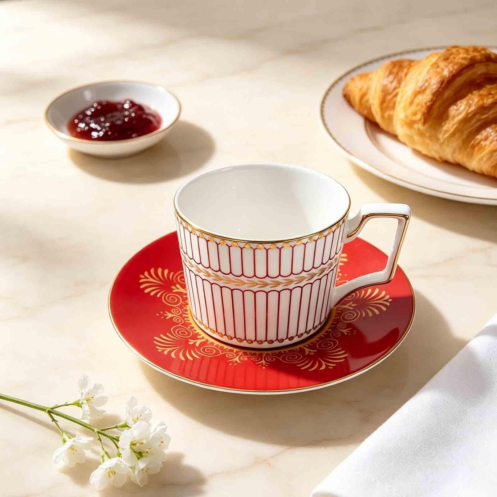 Zestaw filiżanek i spodków z porcelany kostnej, styl europejski, elegancki
