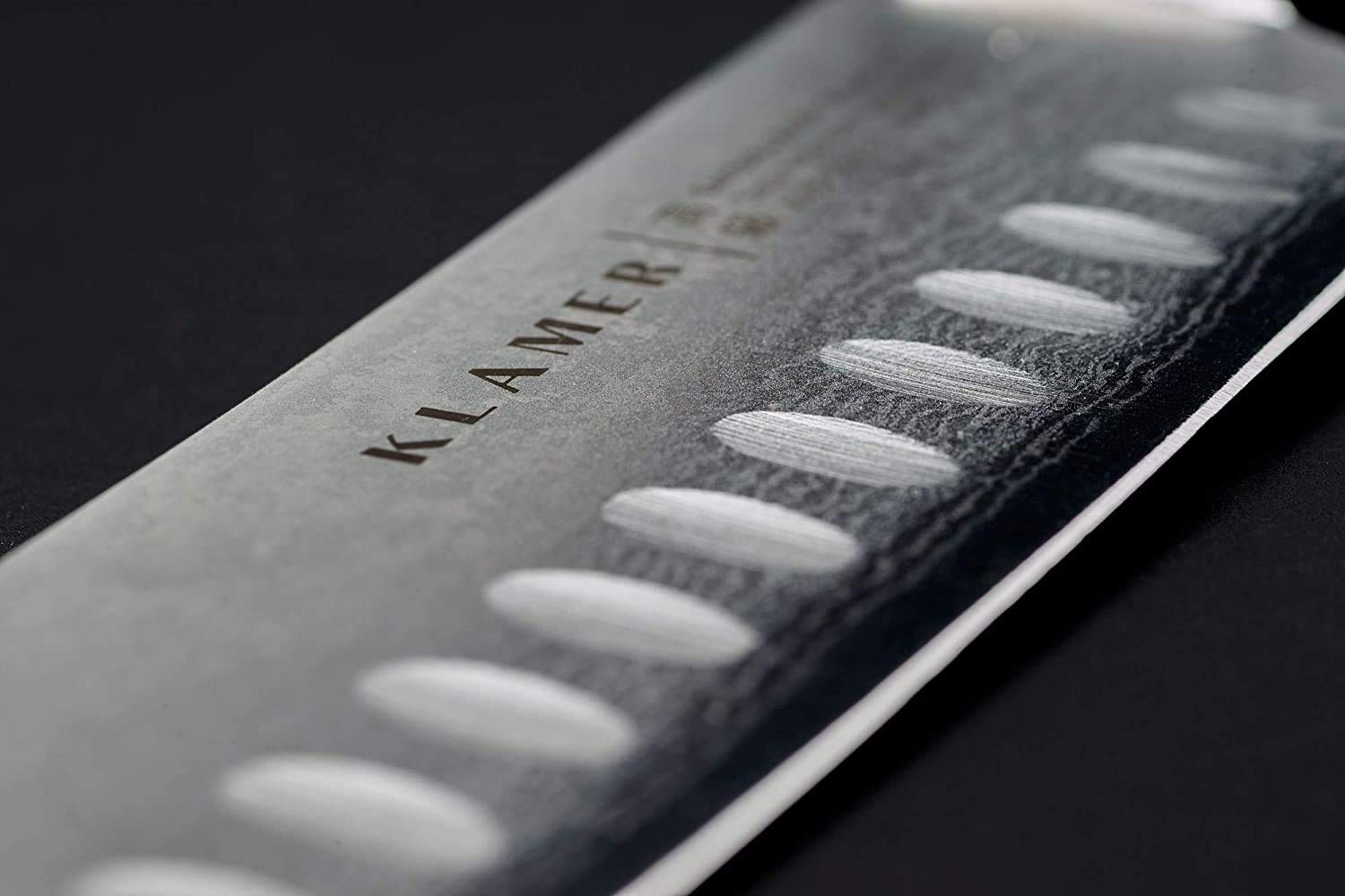 KLAMER Santoku Damastmesser 18 cm – Kochmesser aus 67 Lagen japanischem Damaszener Stahl (61 HRC), ultrascharf mit 13 Grad Schnittwinkel, Kullenschliff, ergonomischer Pakkaholzgriff, Premium Messe