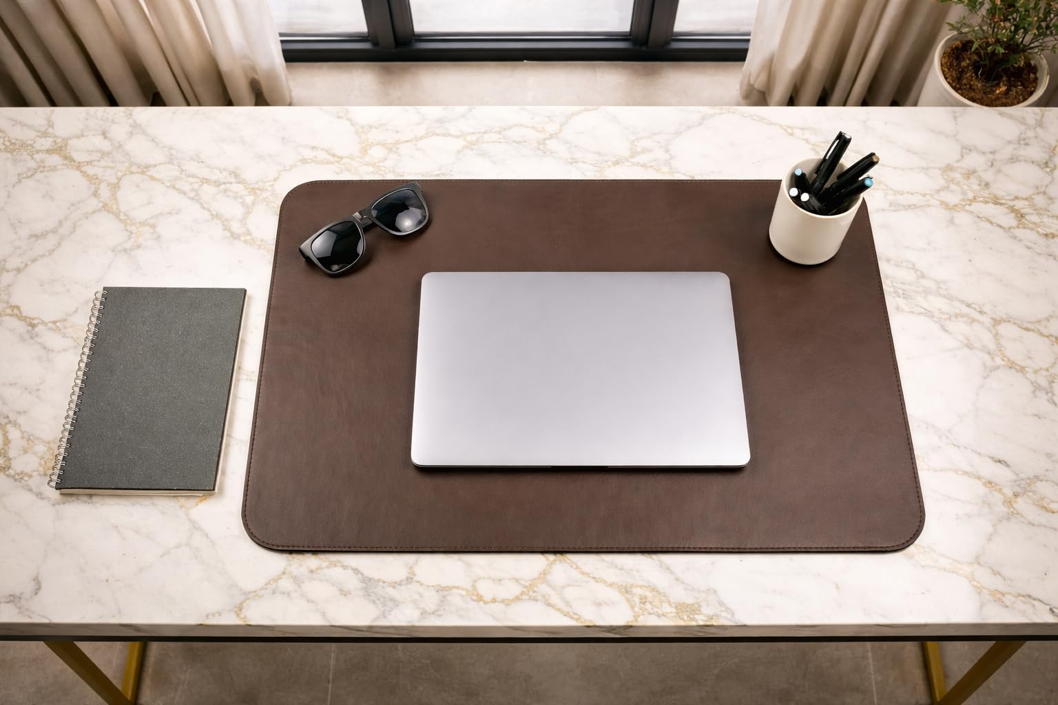 Schreibtischunterlage aus Leder, Personalisierbar mit Textgravur - Firmenlogo — Handgefertigte Deskmat mit Rückseite aus Naturkork — Made in Italy [60x40 cm, 80x40 cm] (Schokoladenbraun, 80x40 cm)