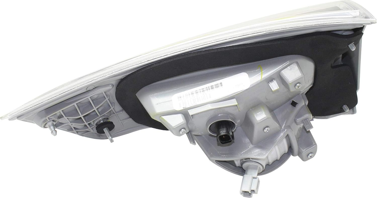 Garage-Pro Tail Light Compatible with Toyota Highlander 2014-2016 Mounts on Liftgate Halogen With bulb(s) Driver Side, Inner TO2802115