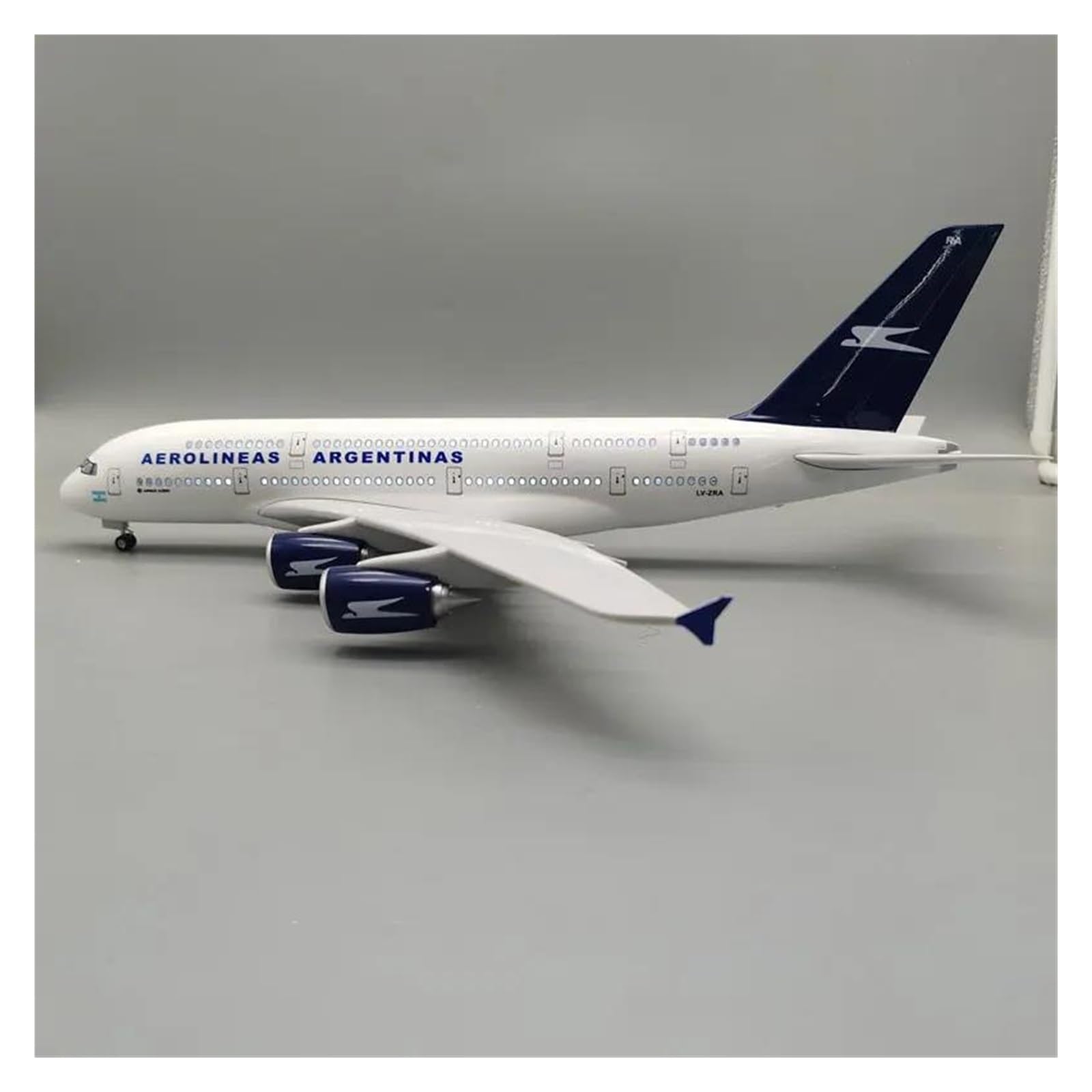 Odlewany metalowy model samolotu samolotu dla 380 samolotów Argentine Airlines 47CM odlewane modele samolotów do dekoracji samolotów do kolekcji i ekspozycji (ze światłem)