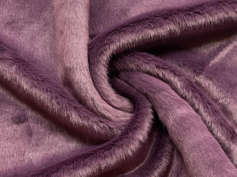 Tissu en fausse fourrure de luxe couleur Prune suisse idéal pour confectionner des plaids d'hiver