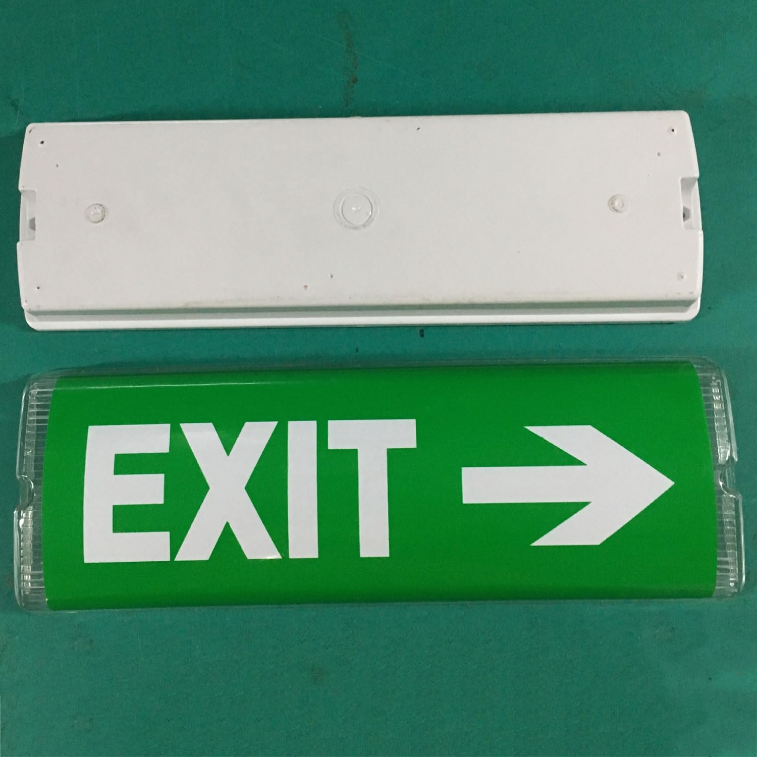 Señal de salida verde, luz LED de salida de emergencia con batería de respaldo, luz de salida de seguridad de salida de incendios con iluminación de doble cara, adecuada para hospitales, hoteles