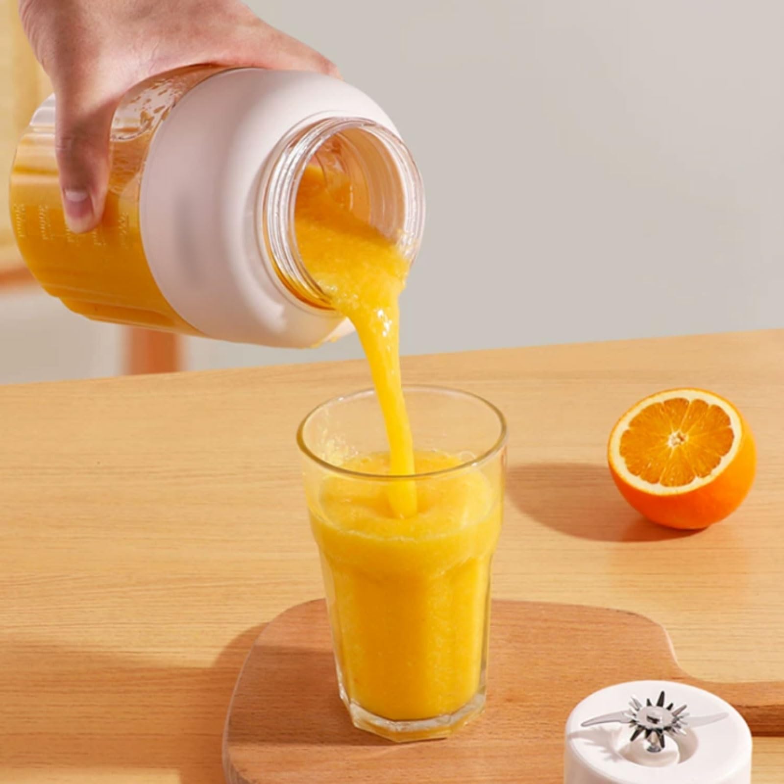 Bezprzewodowy plastikowy przenośny blender z 2 pokrywkami 46 ostrzy USB osobisty rozmiar blender do smoothie lód wyciskanie soku 1400 ml wydajność (jasnoczerwony)