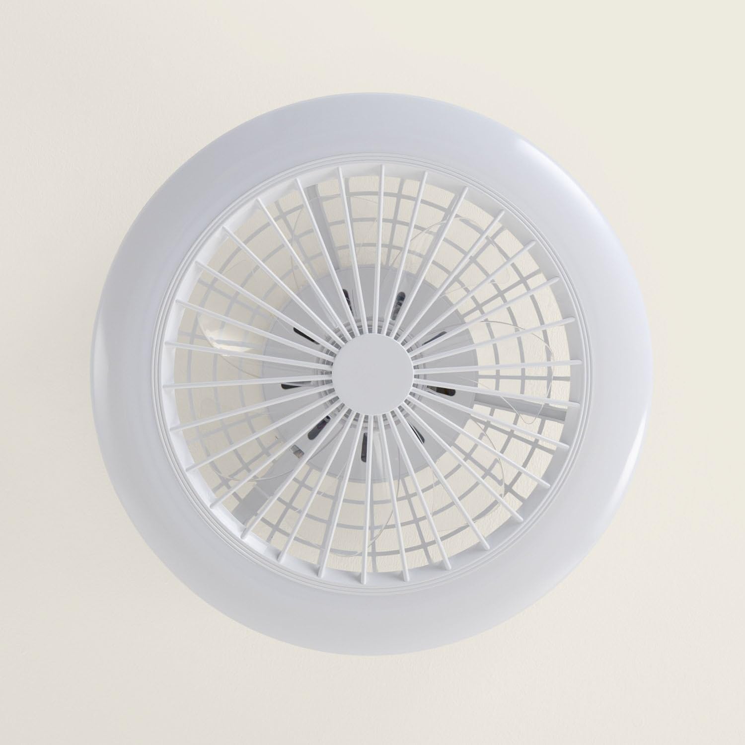 LEDKIA LIGHTING Ventilador de Techo Angin Tipo Plafón Blanco con Luz LED CCT 1920 lm, Motor DC 15W Silencioso y Eficiente, Aspas Ocultas, 6 Velocidades, Mando a Distancia, ideal para estancia mediana