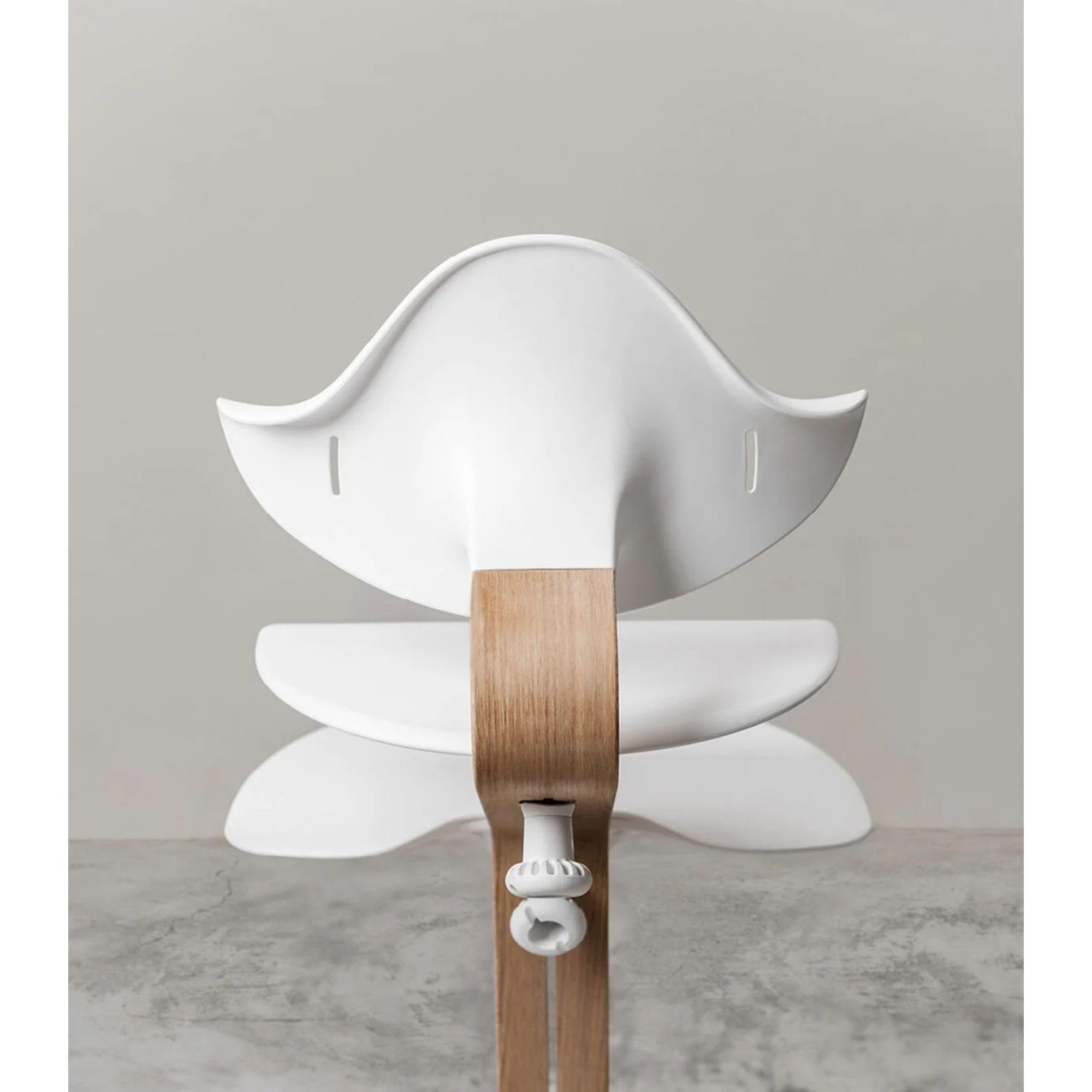 Silla Stokke Nomi Nogal, Blanco - La silla que inspira a sentarse de forma activa - Sin herramientas, ajuste fácil - Incluye un reposapiés estable y ruedas antivuelco - Soporta hasta 150 kg