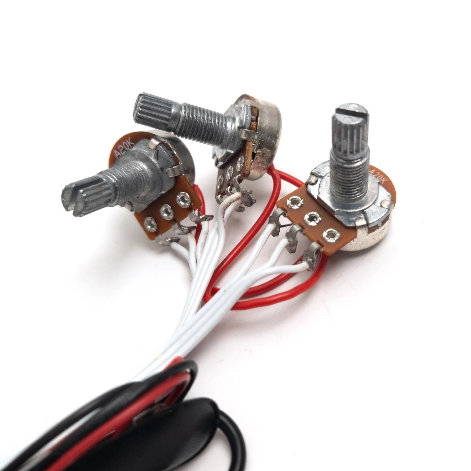 Wiązka Przewodów Gitary Elektrycznej Dwupasmowy aktywny przedwzmacniacz basowy z korektorem i wiązką przetworników i potencjometrem w kolorze czarnym