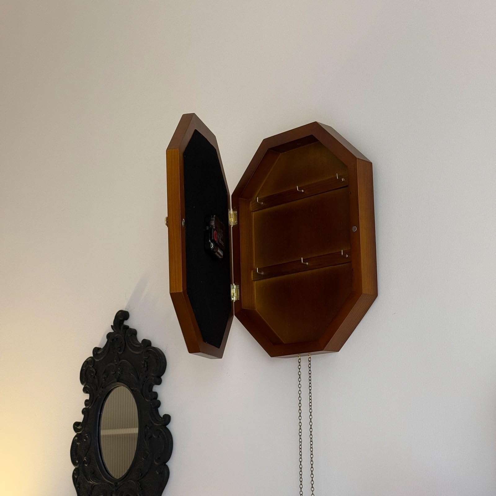 Drewniany zegar ścienny w stylu vintage z miejscem na klucze, dekoracyjny ośmiokątny design, ukryte wewnętrzne haczyki na klucze, cyfry rzymskie, rustykalny styl wiejski (brązowy)