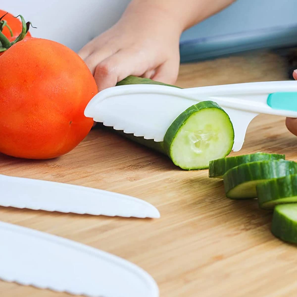 AKlamater 5 coltelli di sicurezza da cucina per bambini, coltelli da cucina in 4 misure, in plastica, bordi seghettati, per verdure, frutta, insalata, torte (verde