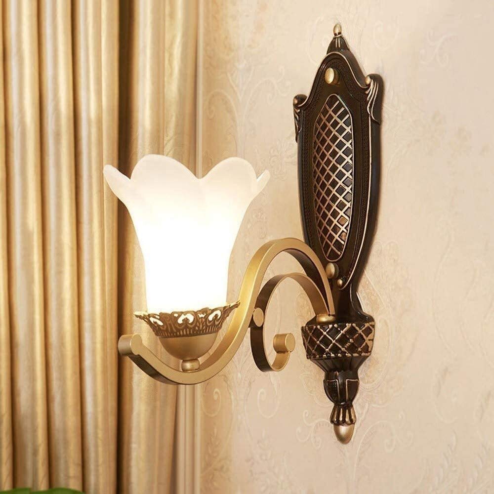 Wiejskie oświetlenie wewnętrzne, lampa ścienna, pokój gościnny, oświetlenie korytarza, tło, hotel, sypialnia, stolik nocny, lampa ścienna, europejskie żelazo retro, metal, biały płatek, szkło,