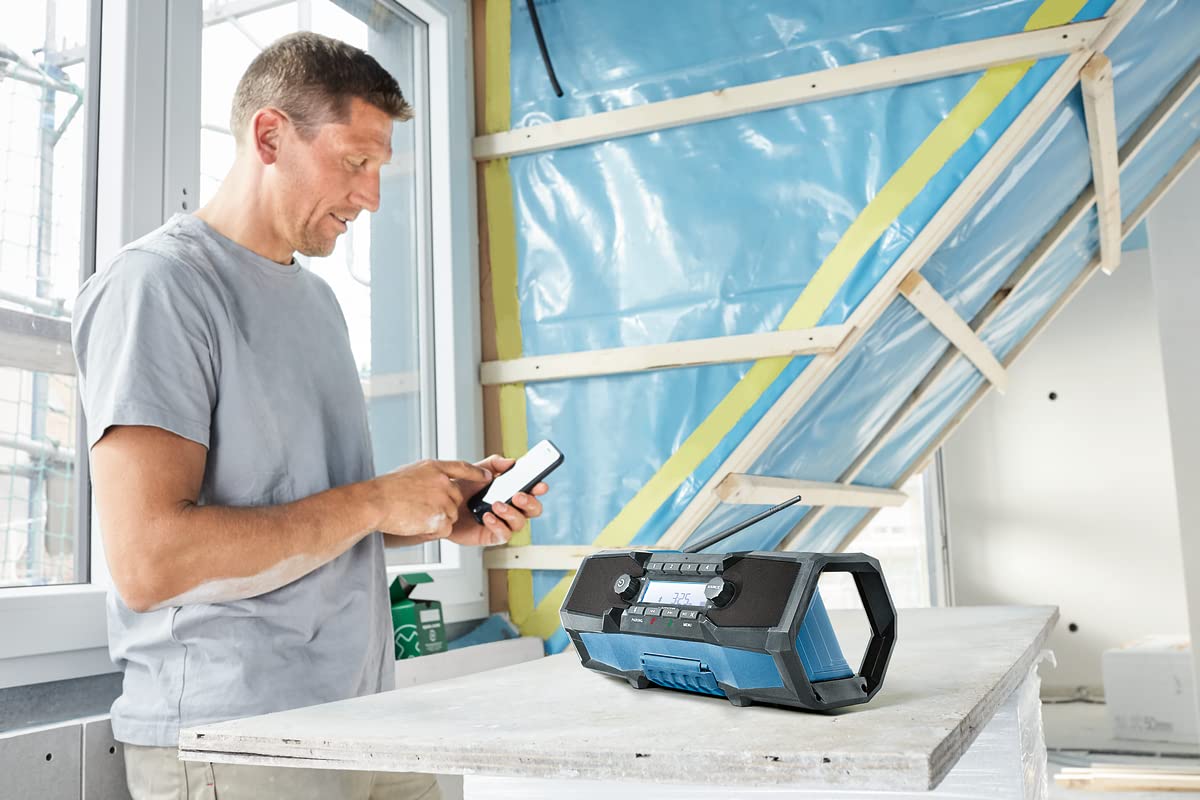 Bosch Professional 18V System Akku Baustellenradio GPB 18V-2 C (Empfang über Bluetooth, FM und AUX, inkl. 1x Netzteil, 1x AUX-Kabel, 1x 3V Lithium-Knopfzellen-Batterie)
