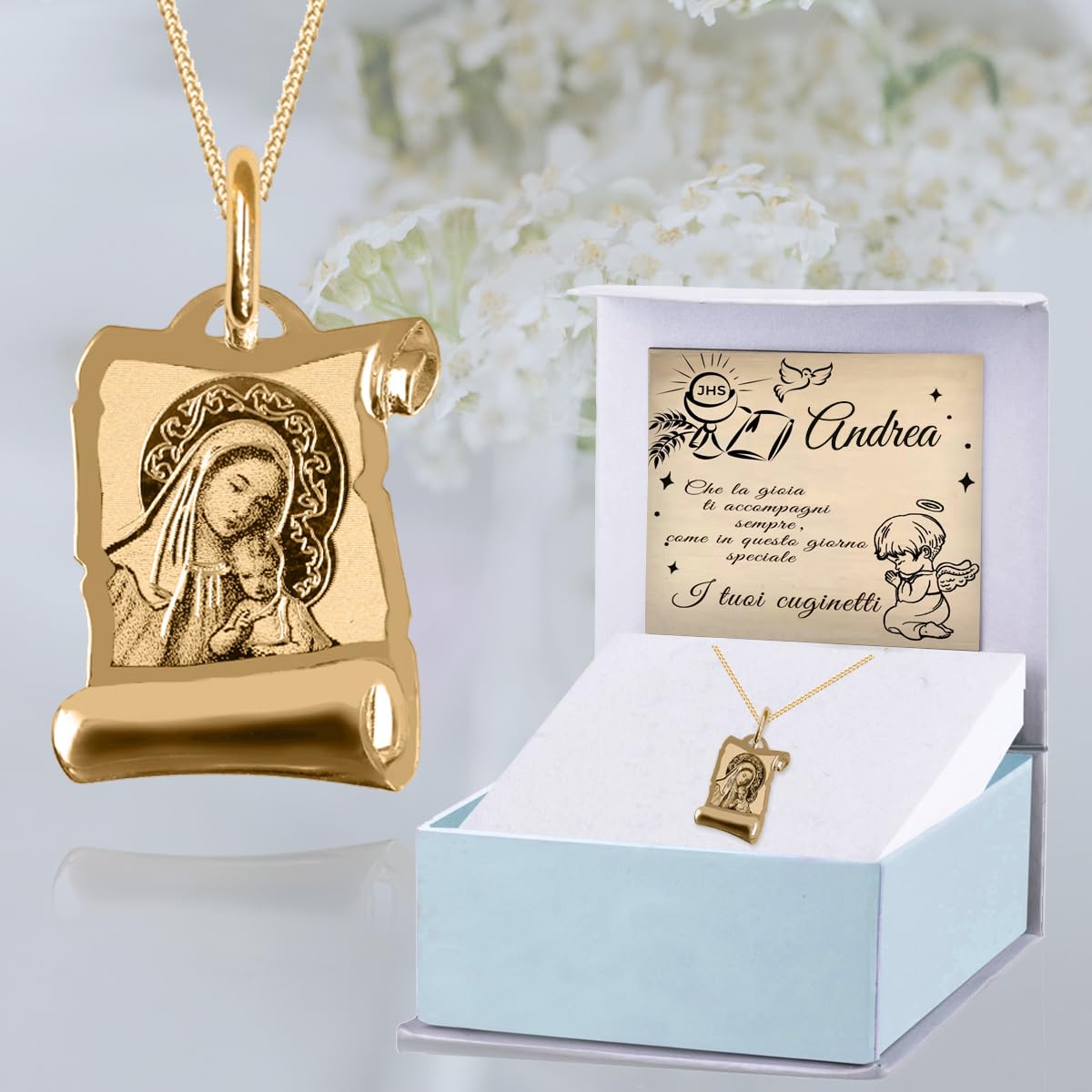 Sakrami Collana da Bambini in Oro 9Kt con Madonna e Gesù Bambino a forma di Pergamena Kids Collection + Confezione Regalo Personalizzata - Collana per Nascita Comunione Battesimo o Cresima