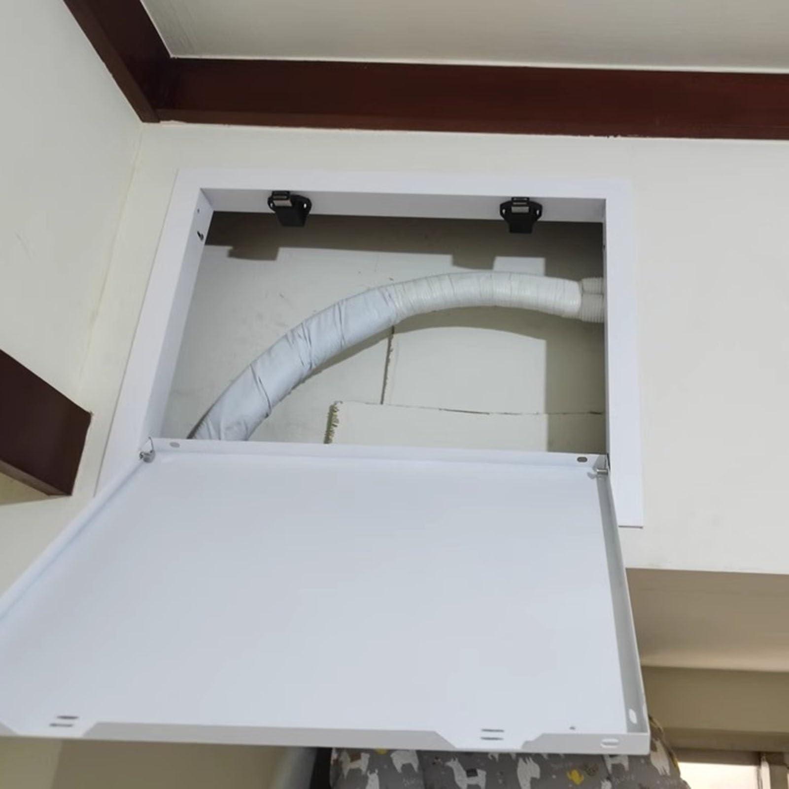 Panneau d'accès à la plomberie invisible pour rénover votre salle de bain