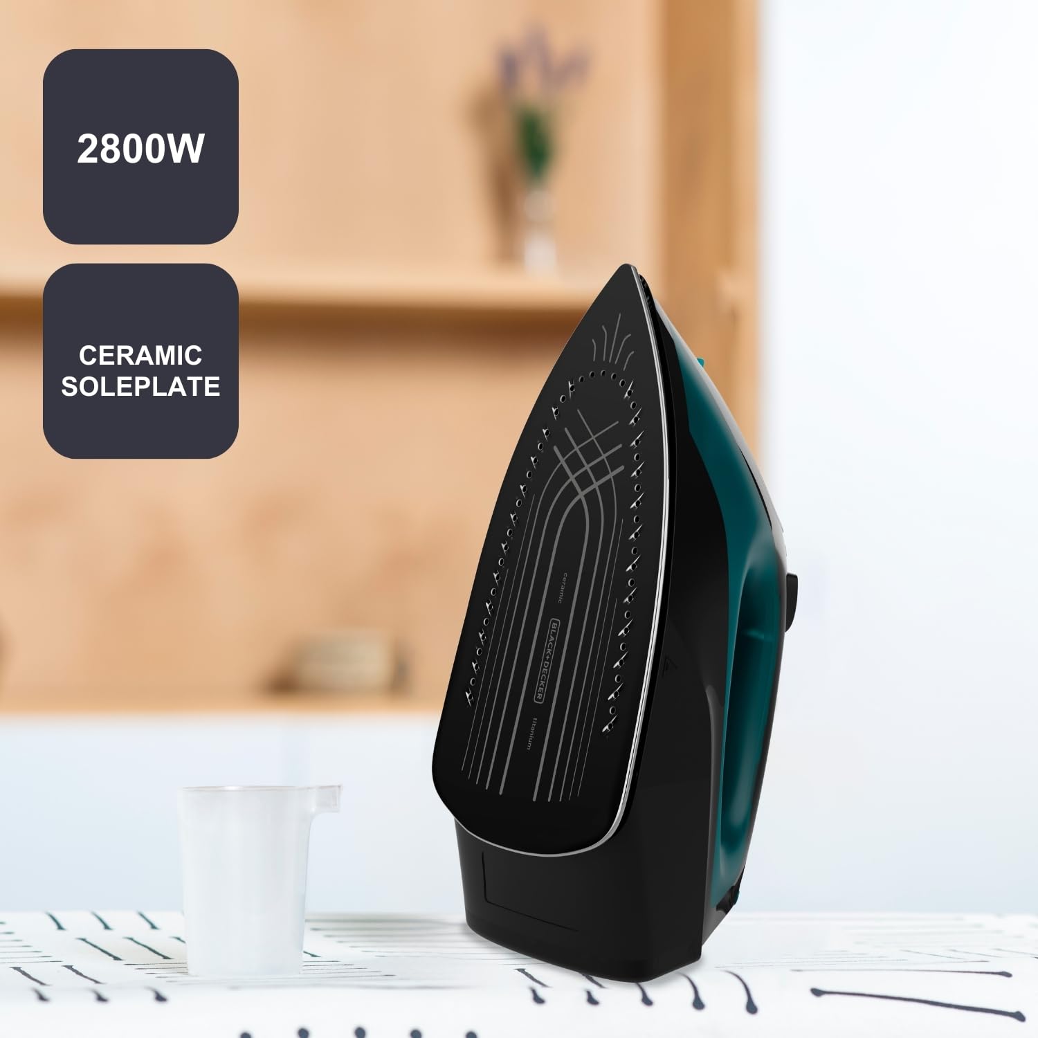 BLACK+DECKER BXIR2403E - Ferro da stiro a vapore 2400W. Piastra in ceramic di precisionea. Colpo di vapore150g/min. Vapore continuo 0-45g/min. Verticale. Doppio sistema anticalcare. Autopulente. Nero