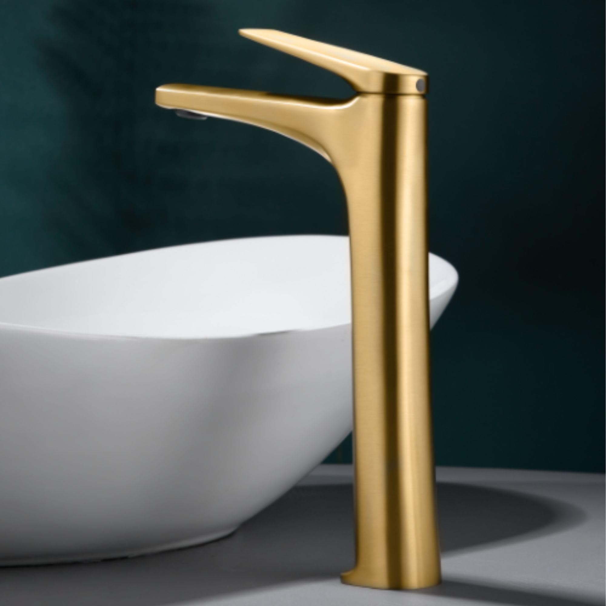 IMEX - Grifo Alto Lavabo Dorado | Grifo Baño Mezclador Agua Fria y Caliente | Grifería Monomando Efeto Cascada con Caño de Latón y Ahorro de Agua | Serie Delos | Color Oro Cepillado