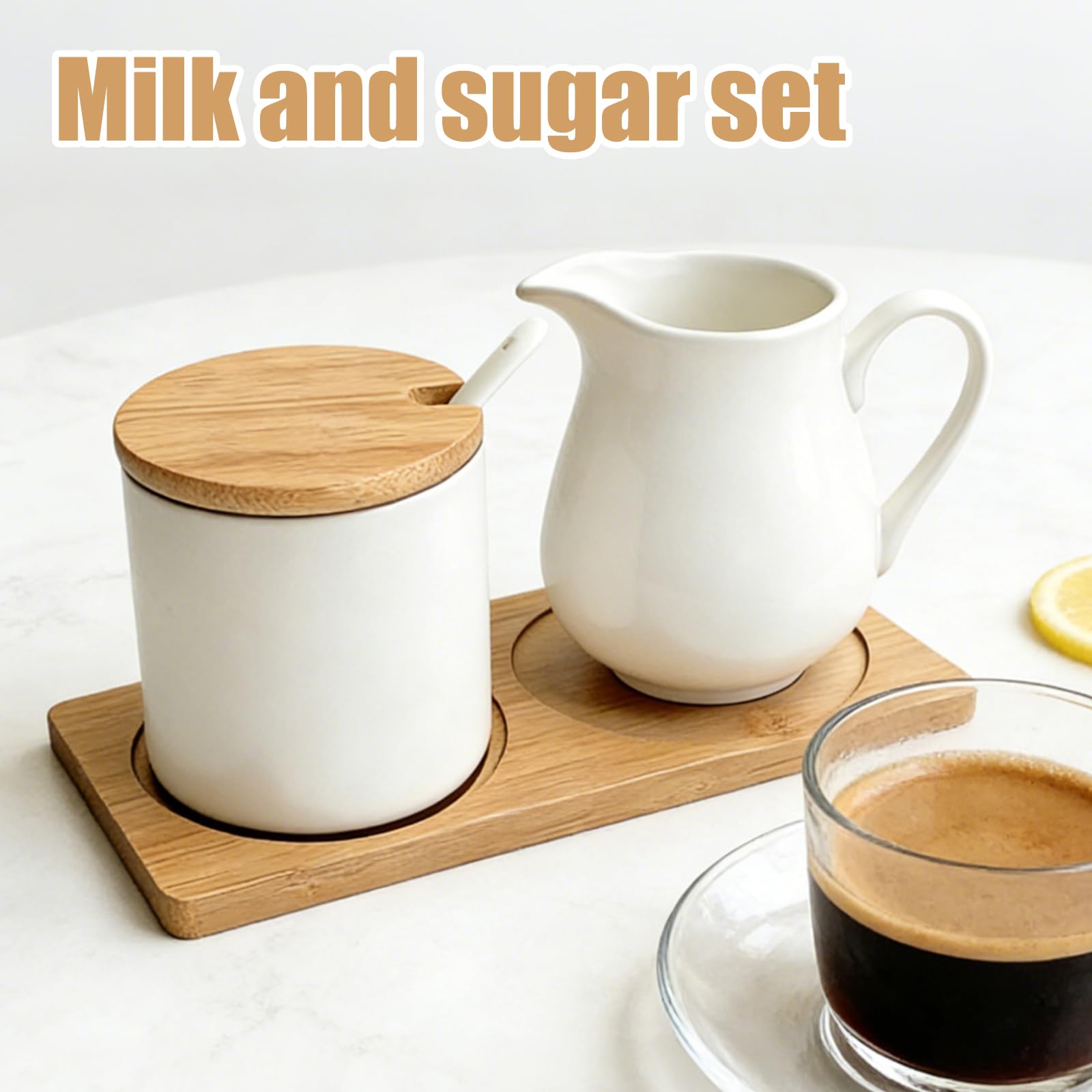 GOMETY Juego de leche y azúcar con tapa y cuchara, jarra de leche de cerámica y azucarero con bandeja de madera, apta para lavavajillas y microondas, para café y capuchino (blanco)