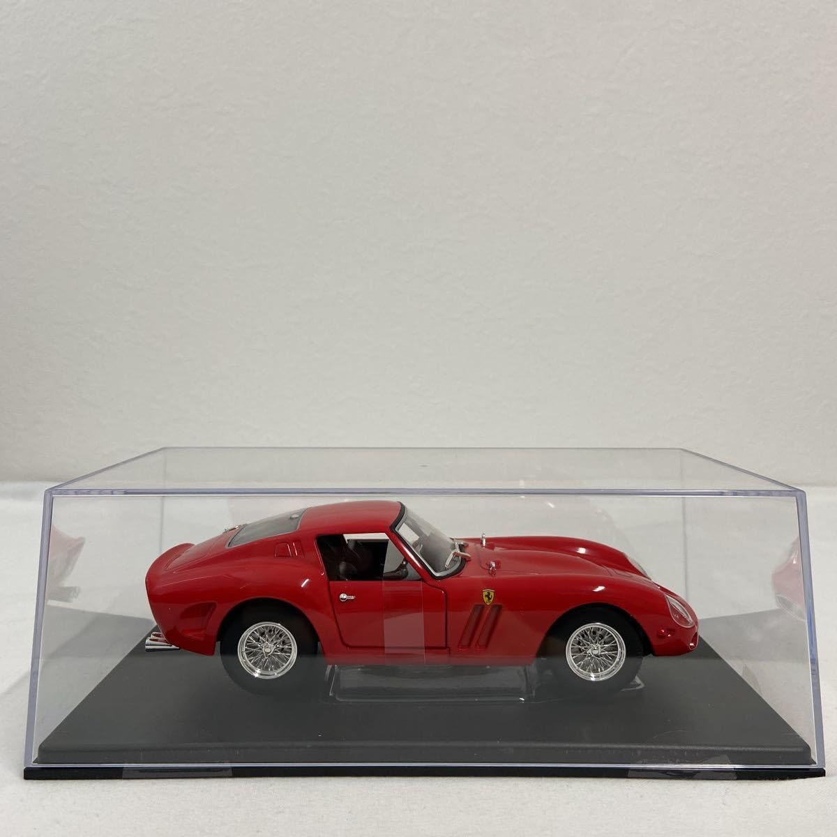 レベル 1/24 フェラーリ250GTO(完成品)1/24ガールズフィギュア付き