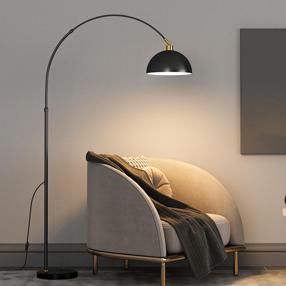 Nowoczesna minimalistyczna lampa podłogowa 180 cm (70,9 cala) z łukowatym metalowym kloszem, idealna do salonu, jadalni lub klasy. Złoty kolor. Regulowana wysokość, Wiszący klosz w