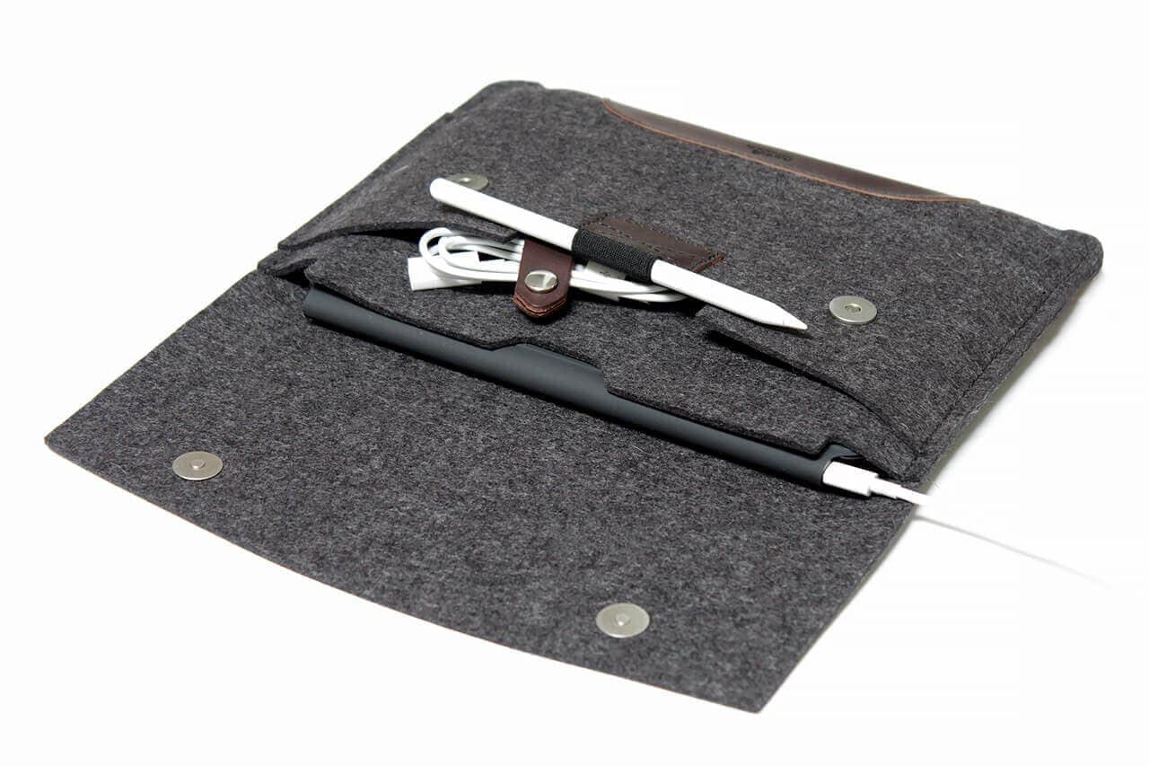 Pack & Smooch Für iPad/iPad Pro/Air 11" / Air 10.9" + Magic Keyboard | Hülle Sleeve Case | 100% Wollfilz Pflanzlich Gegerbtes Leder | Handmade in Germany | Farbe in Anthrazit/Dunkelbraun