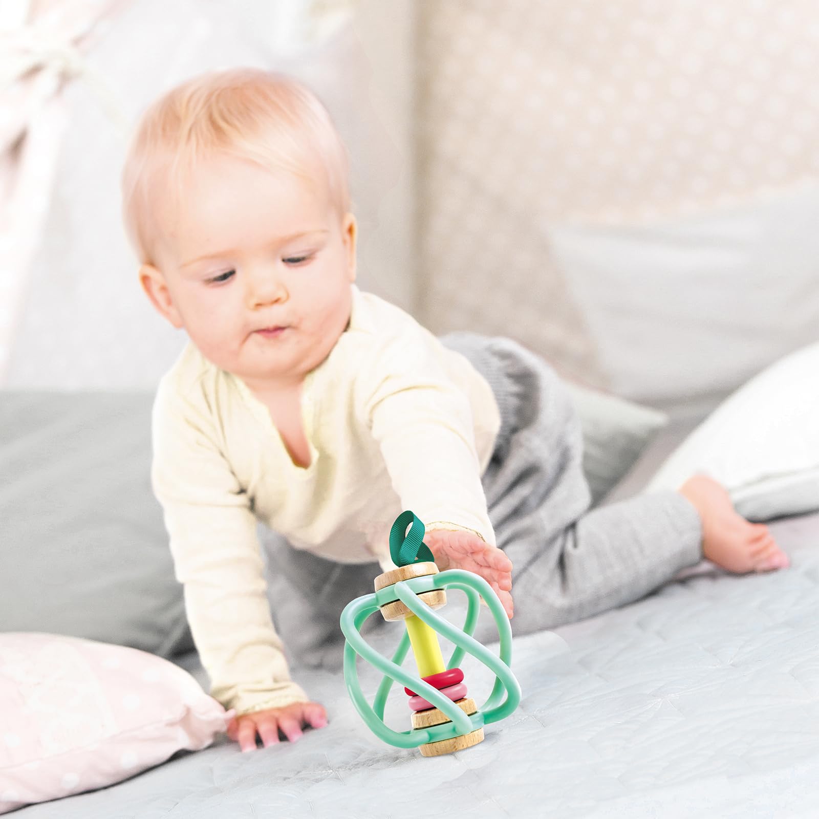 Hape Afferra la Mela - Giocattolo Sensoriale con Barre in Silicone e Anelli Sonori - Per Neonati da 0 Mesi